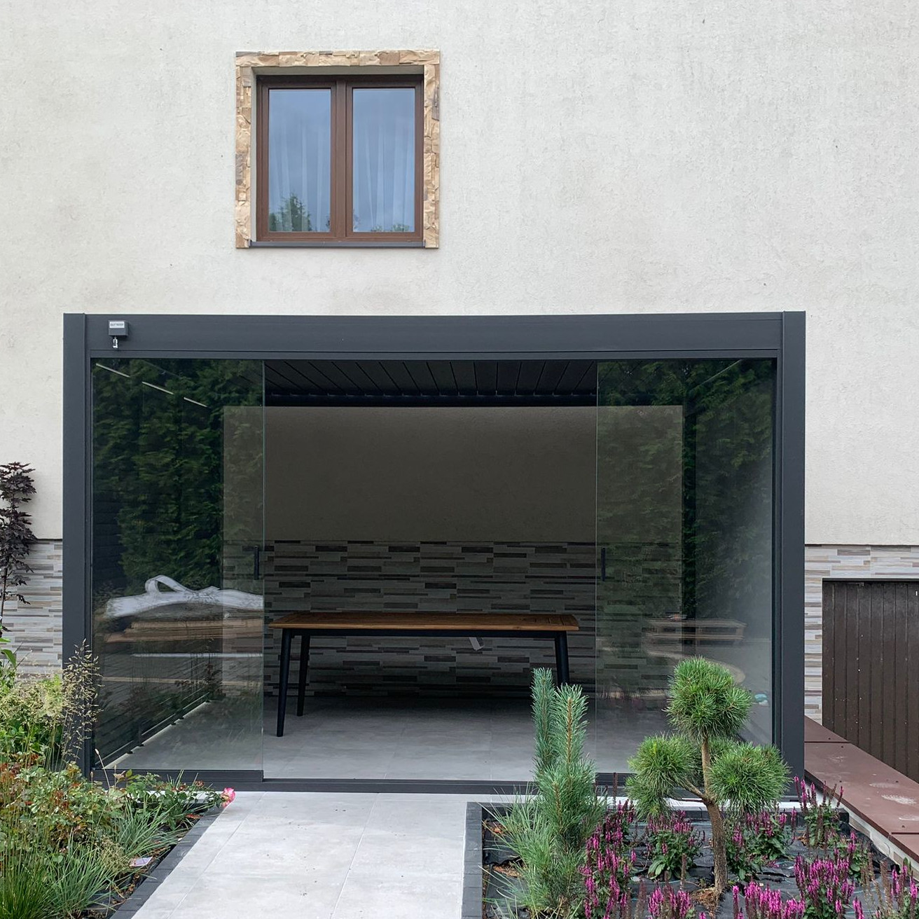 Posuvný sklenený panel pre pergolu ELEGANCE/DELUXE/FUSION 4m Antracit - Gutroof fotografia realizácie 1