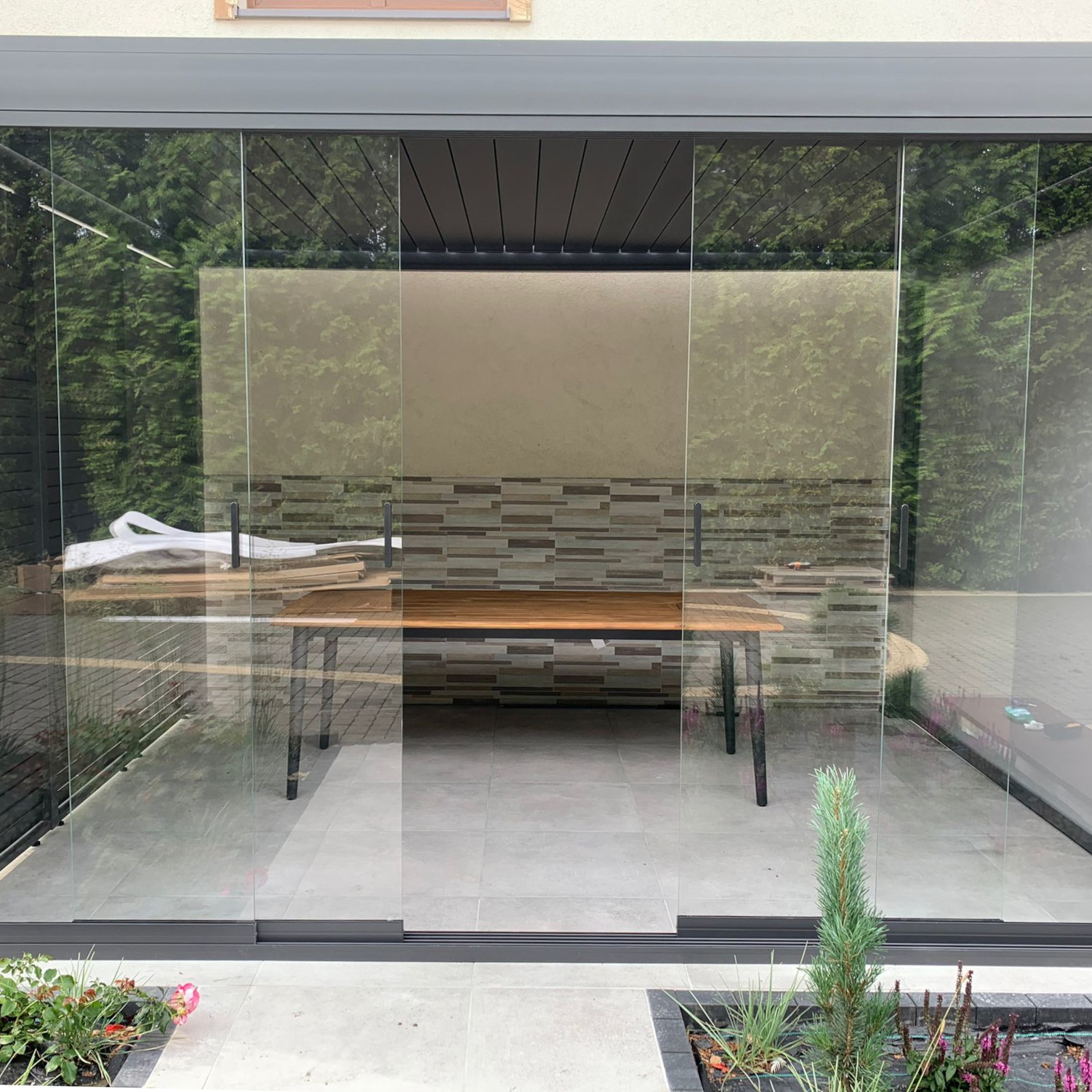 Posuvný sklenený panel pre pergolu ELEGANCE/DELUXE/FUSION 4m Antracit - Gutroof fotografia realizácie 2