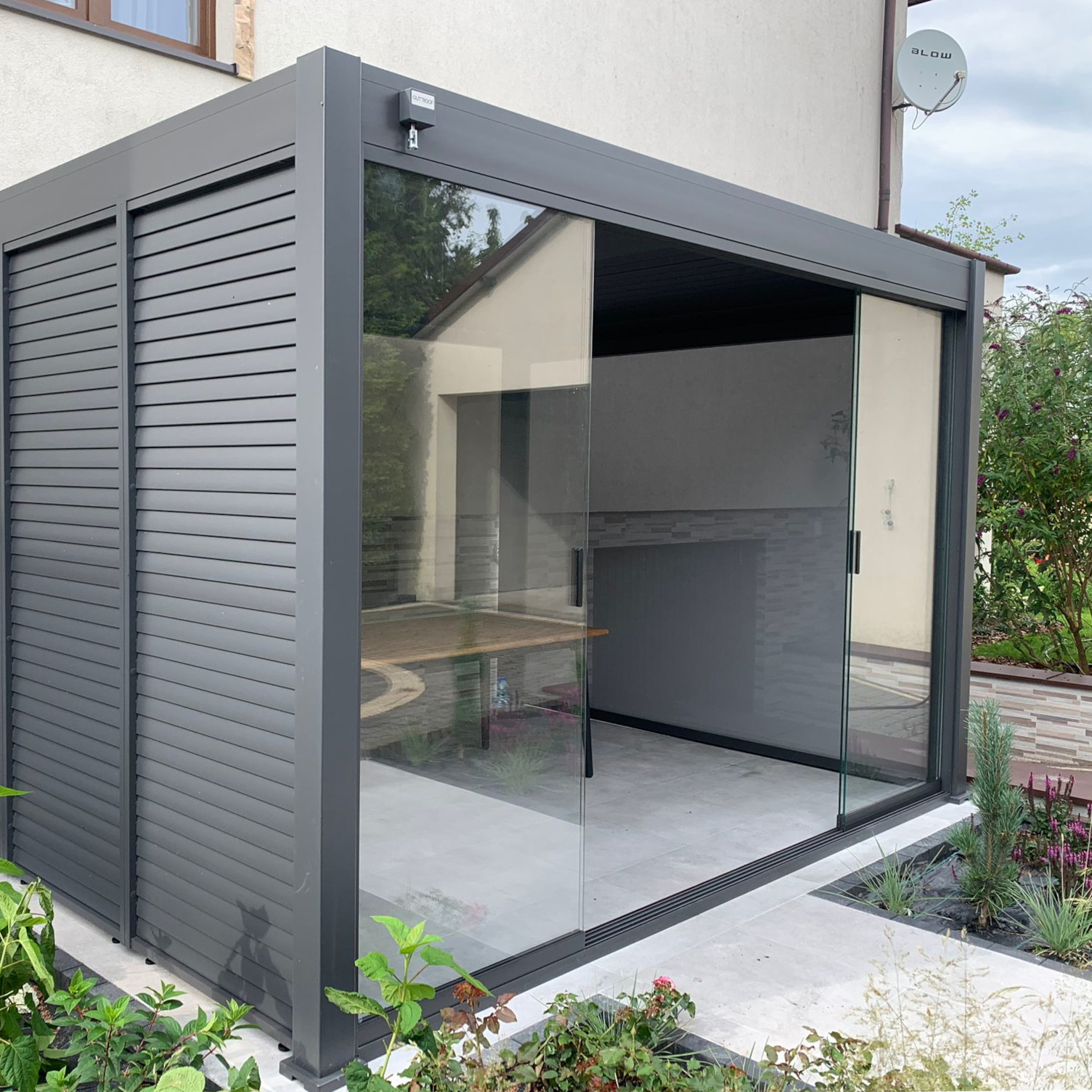 Posuvný sklenený panel pre pergolu ELEGANCE/DELUXE/FUSION 4m Antracit - Gutroof fotografia realizácie 3