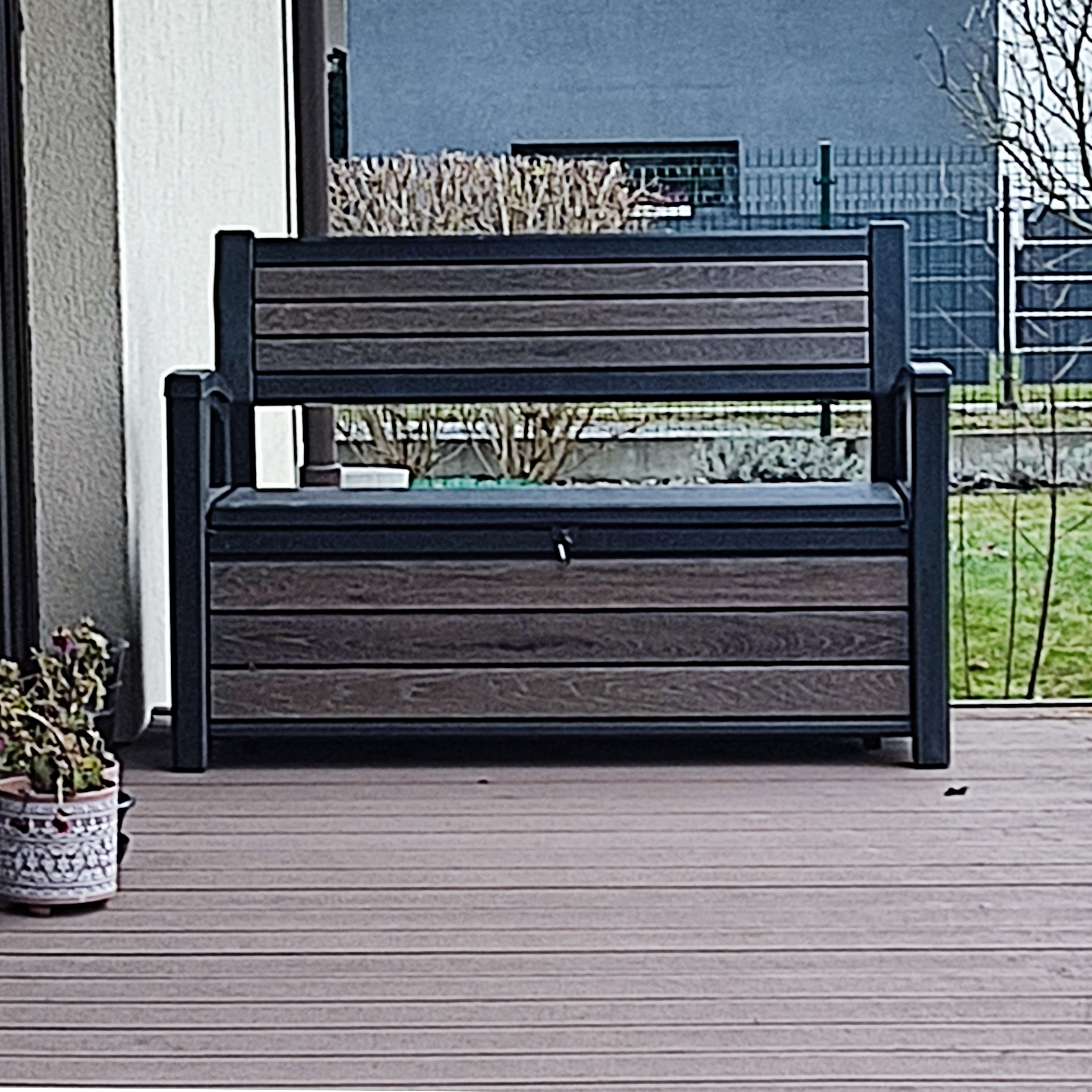 Záhradný box a lavička Keter Deco 227L Walnut fotografia realizácie 3