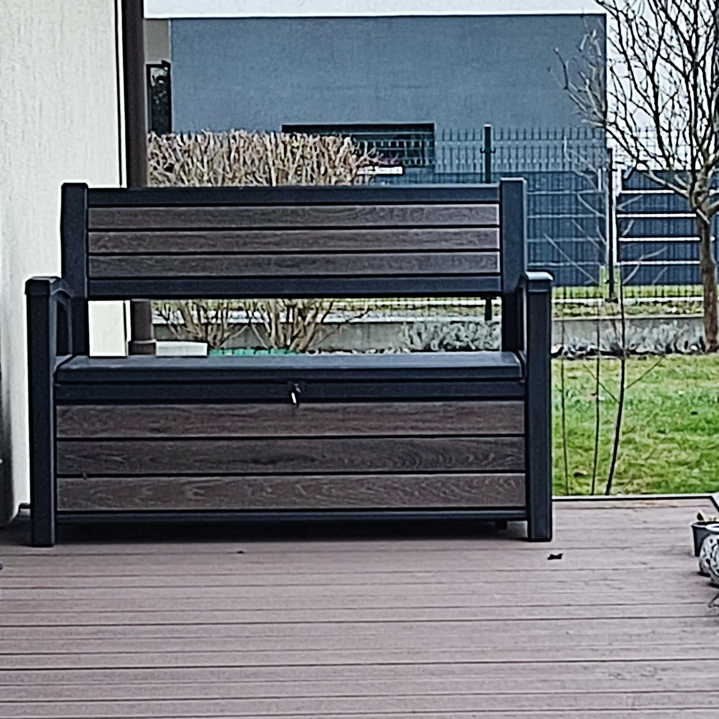 Záhradný box a lavička Keter Deco 227L Walnut fotografia realizácie 5
