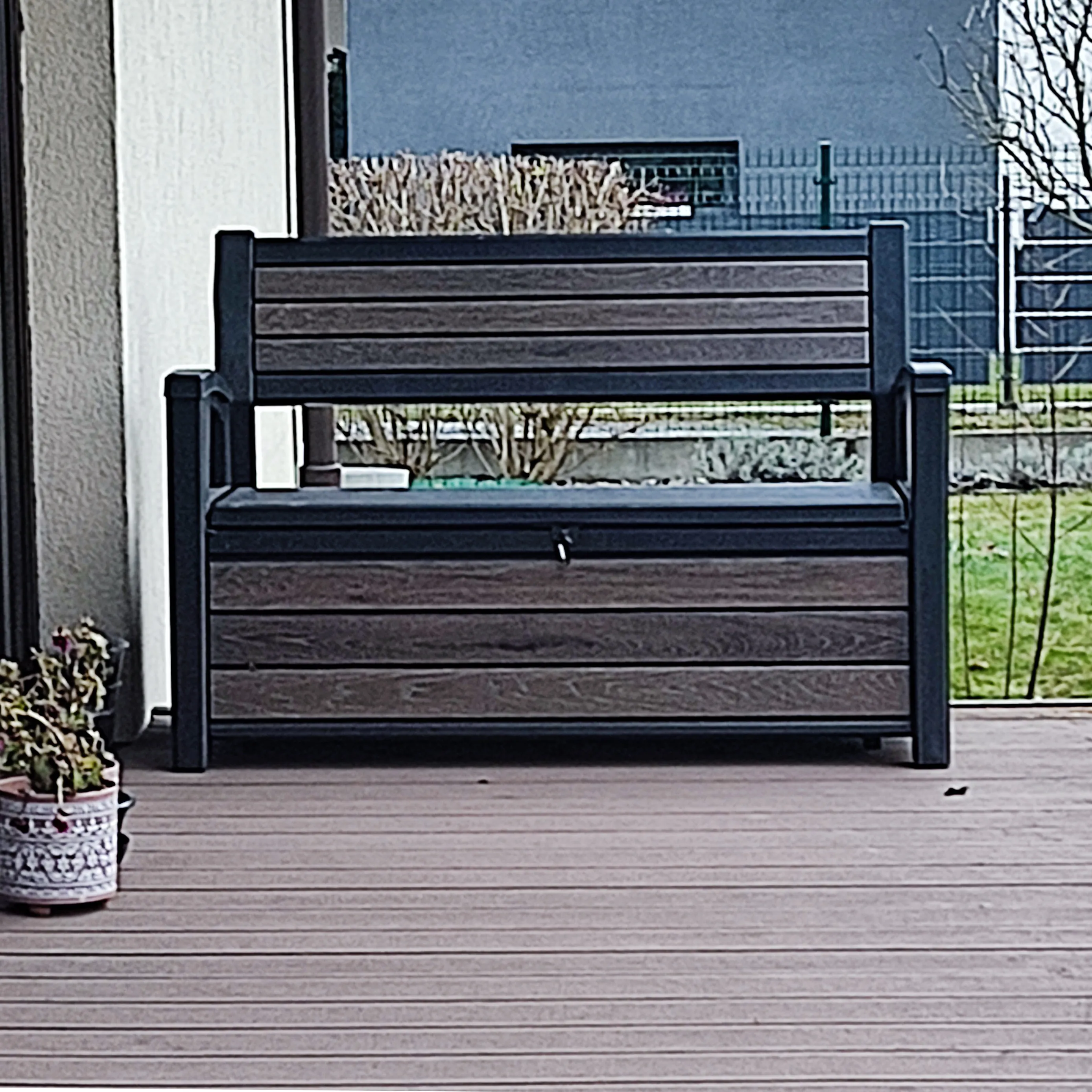 Záhradný box a lavička Keter Deco 227L Walnut fotografia realizácie 2