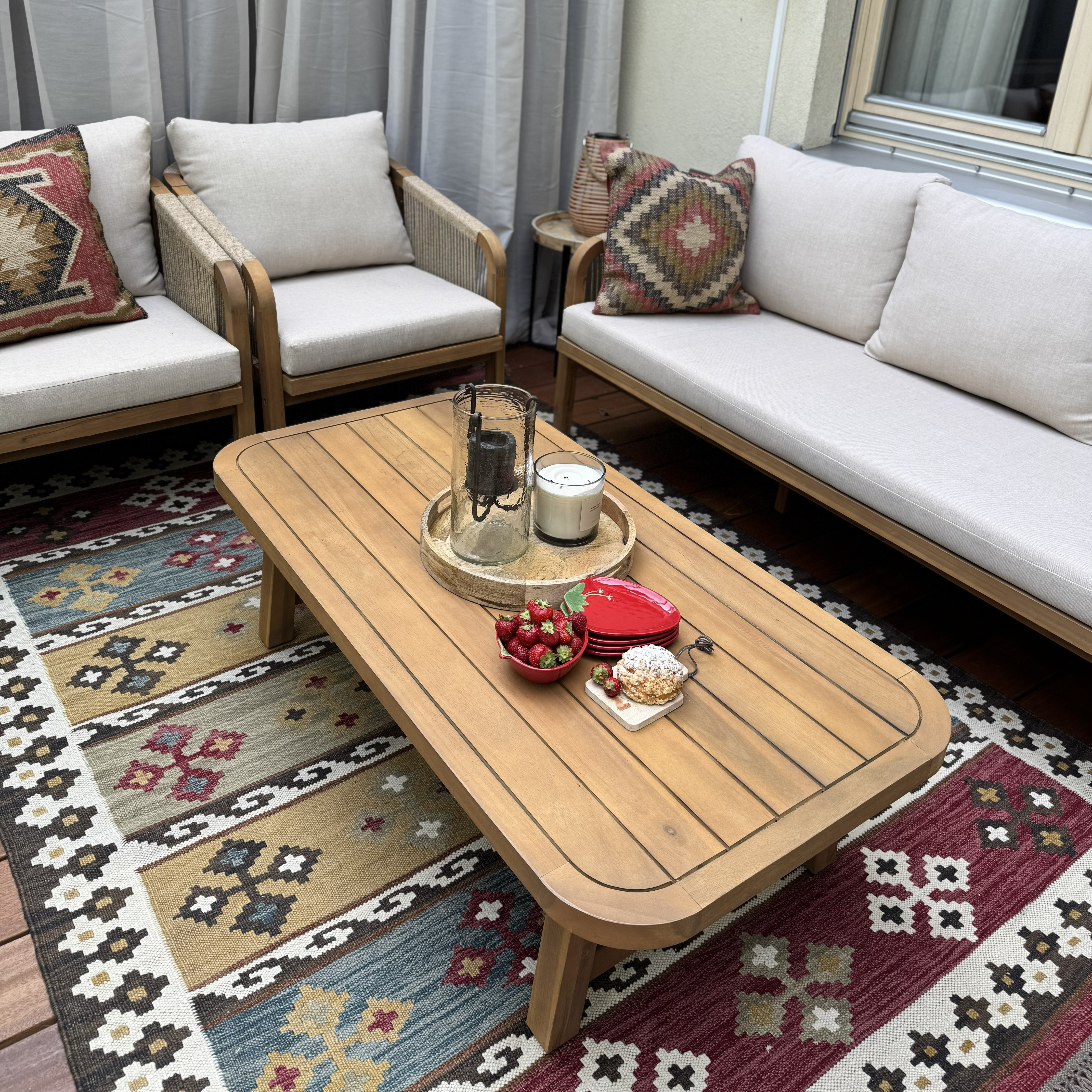 Sedačka z akáciového dreva SKALA CAFFE Acacia Wood - Bjørkka fotografia realizácie 7