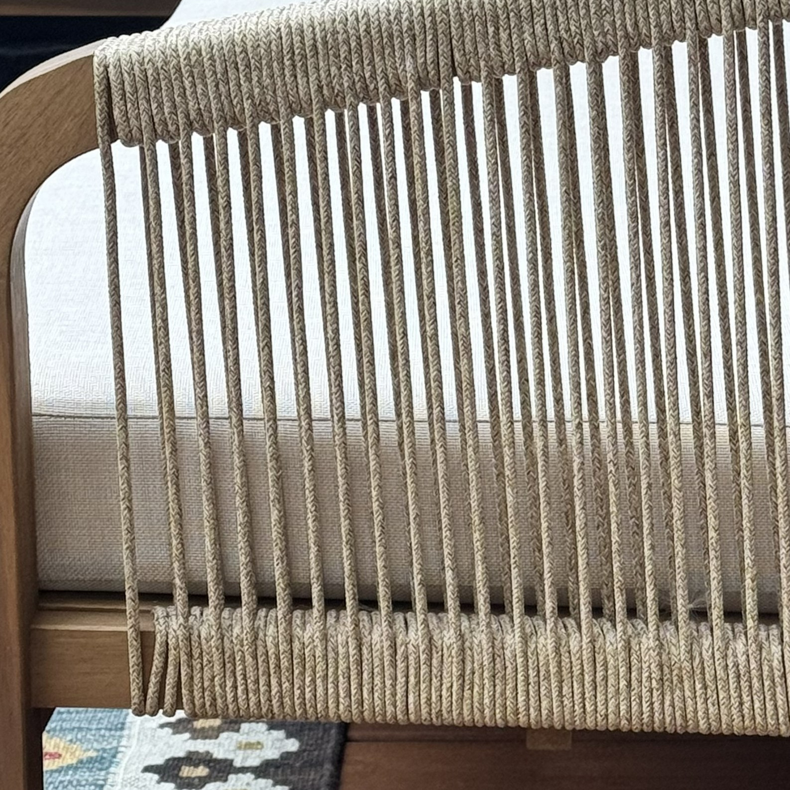 Sedačka z akáciového dreva SKALA CAFFE Acacia Wood - Bjørkka fotografia realizácie 8