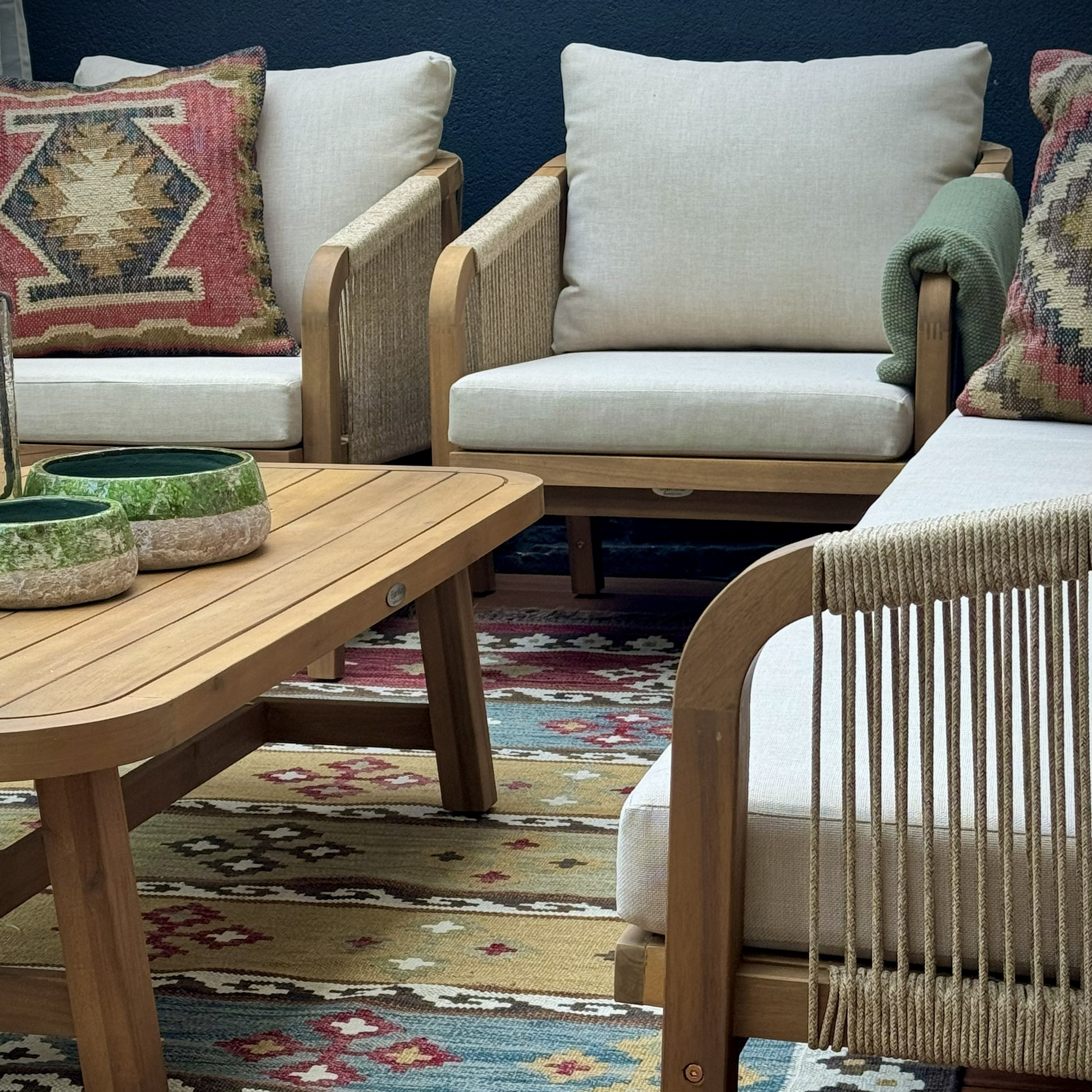 Sedačka z akáciového dreva SKALA CAFFE Acacia Wood - Bjørkka fotografia realizácie 2