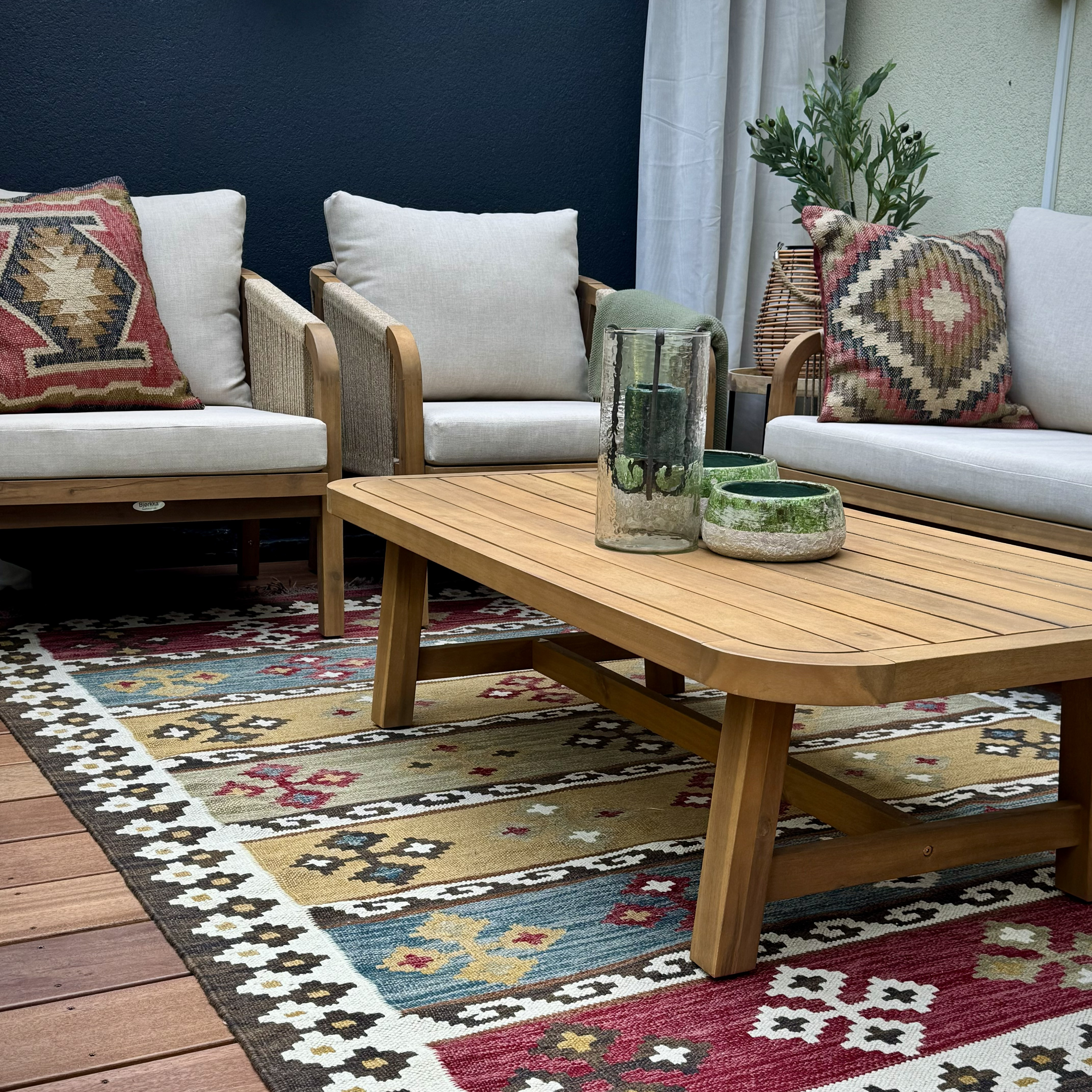 Sedačka z akáciového dreva SKALA CAFFE Acacia Wood - Bjørkka fotografia realizácie 9