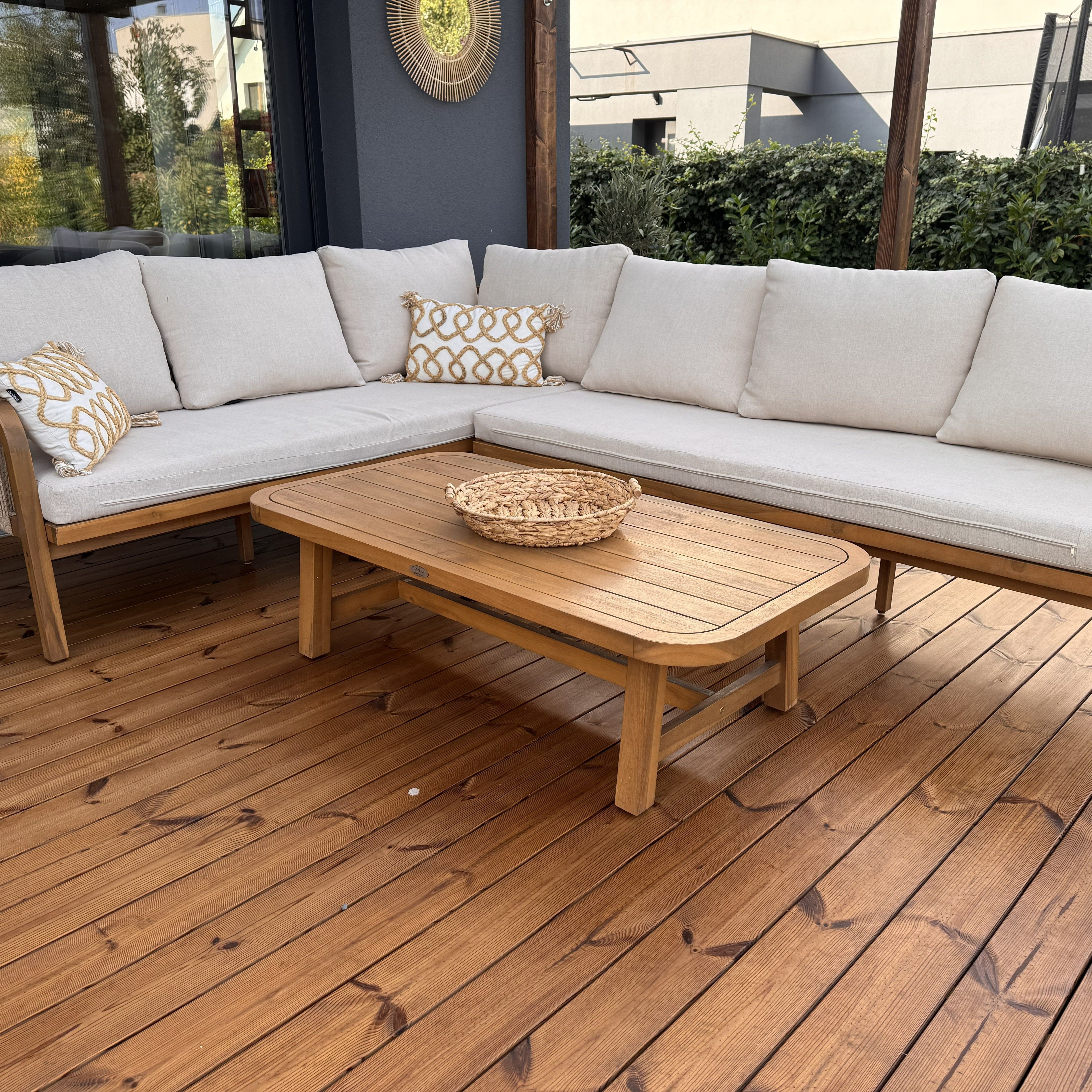 Záhradný akáciový roh SKALA CAFFE Acacia Wood - Bjørkka fotografia realizácie 10