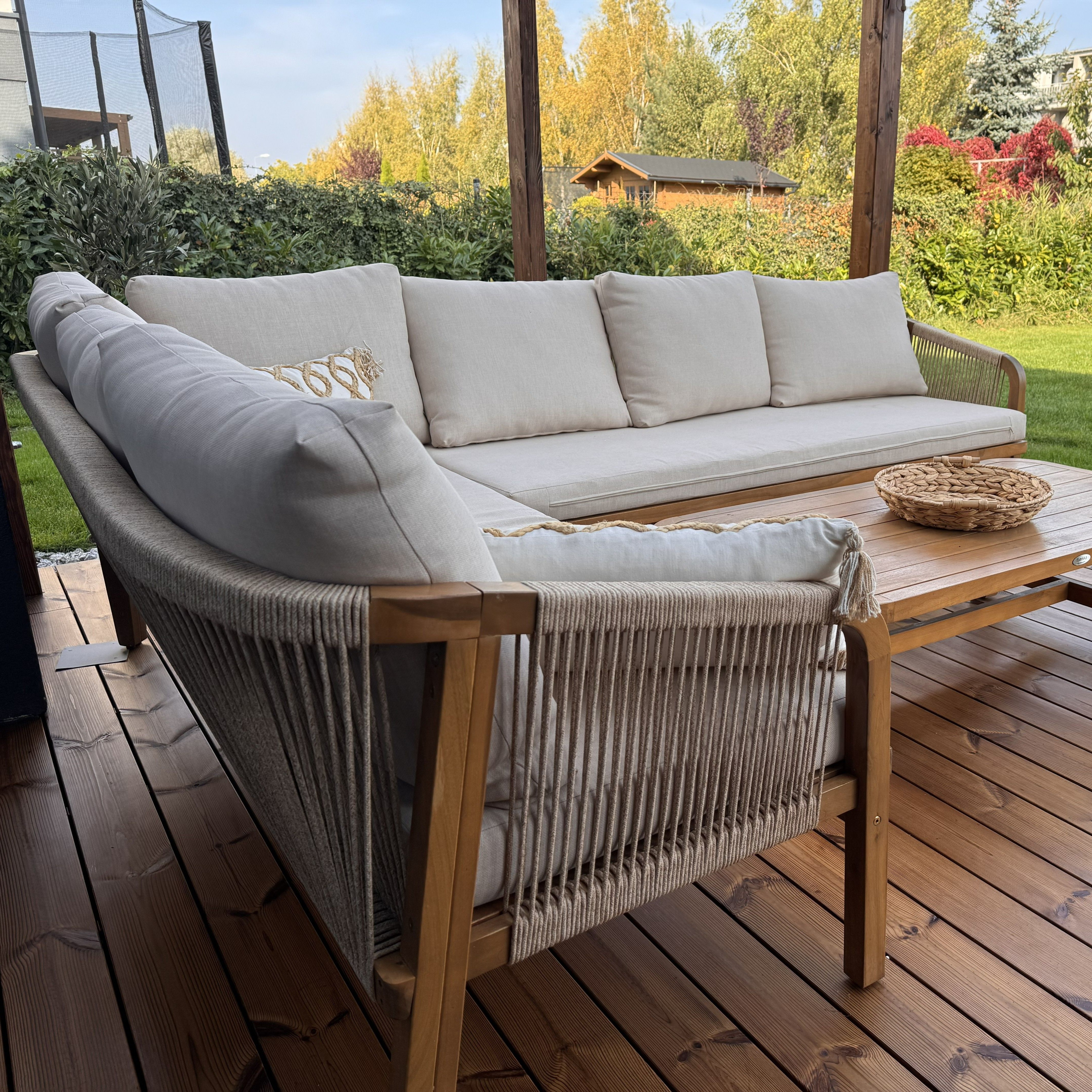 Záhradný akáciový roh SKALA CAFFE Acacia Wood - Bjørkka fotografia realizácie 11