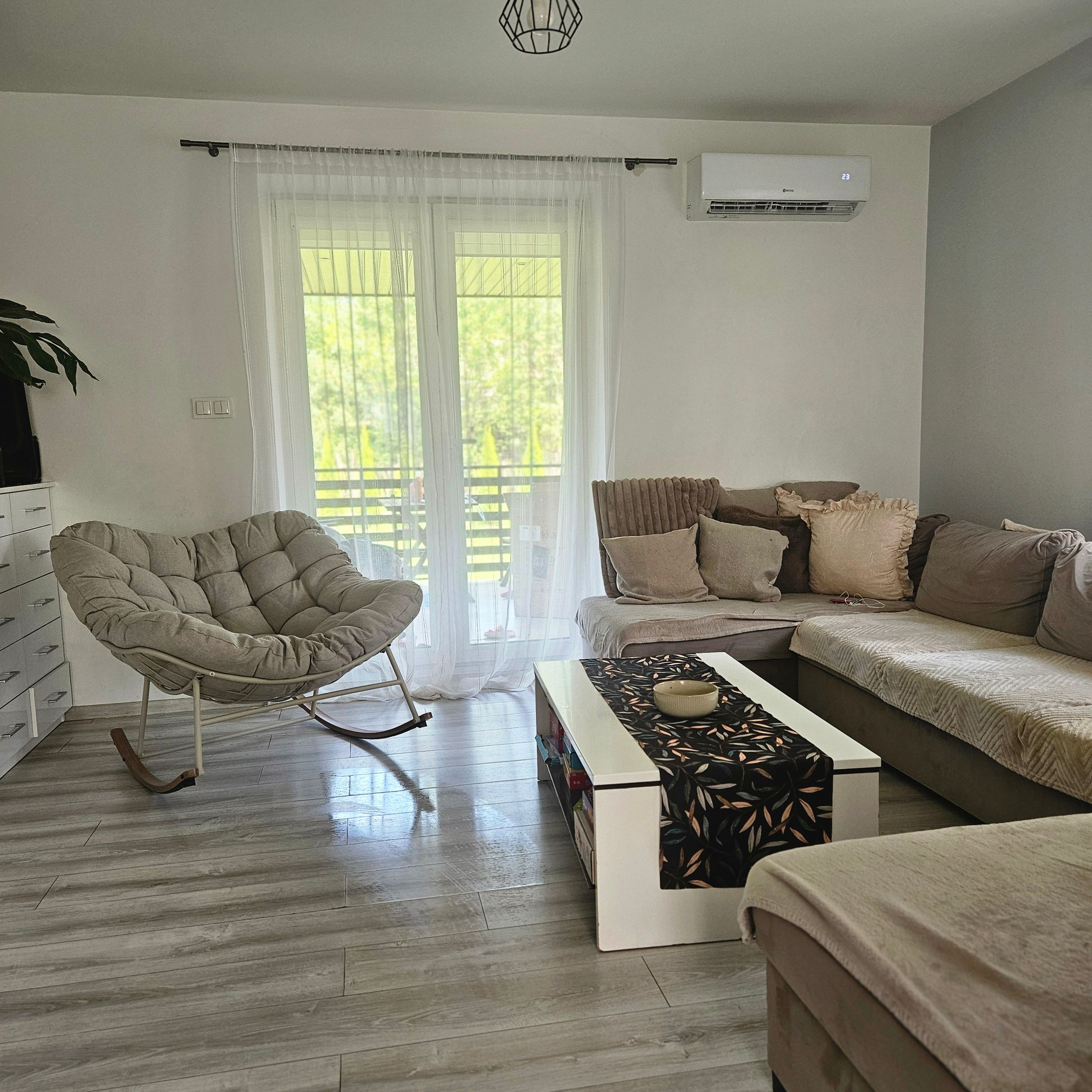 Hojdacie kreslo RONDA Light Beige - BJORKKA fotografia realizácie 8