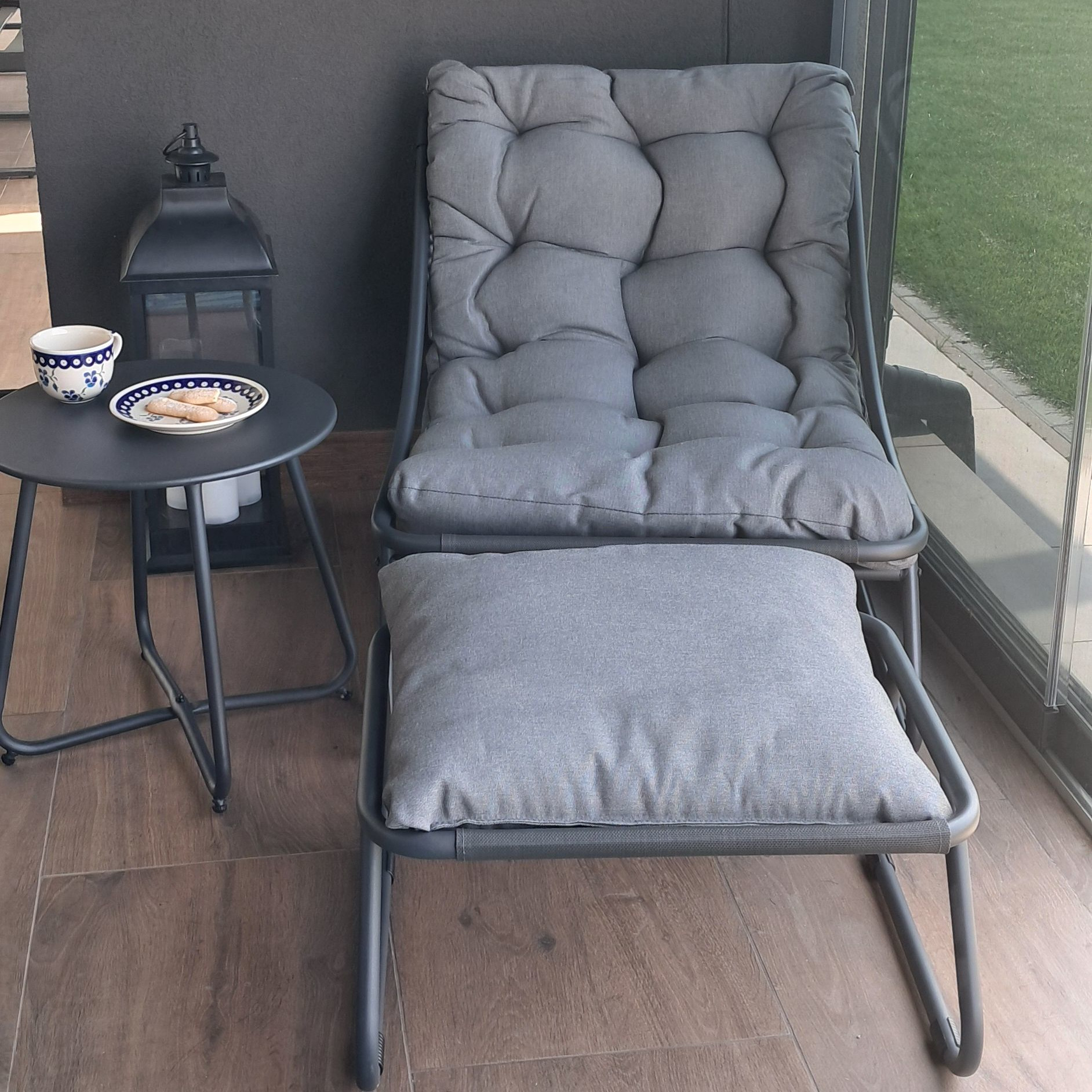 Záhradné kreslo s pufom a stolíkom Bjørkka VISTA RELAX PLUS fotografia realizácie 2
