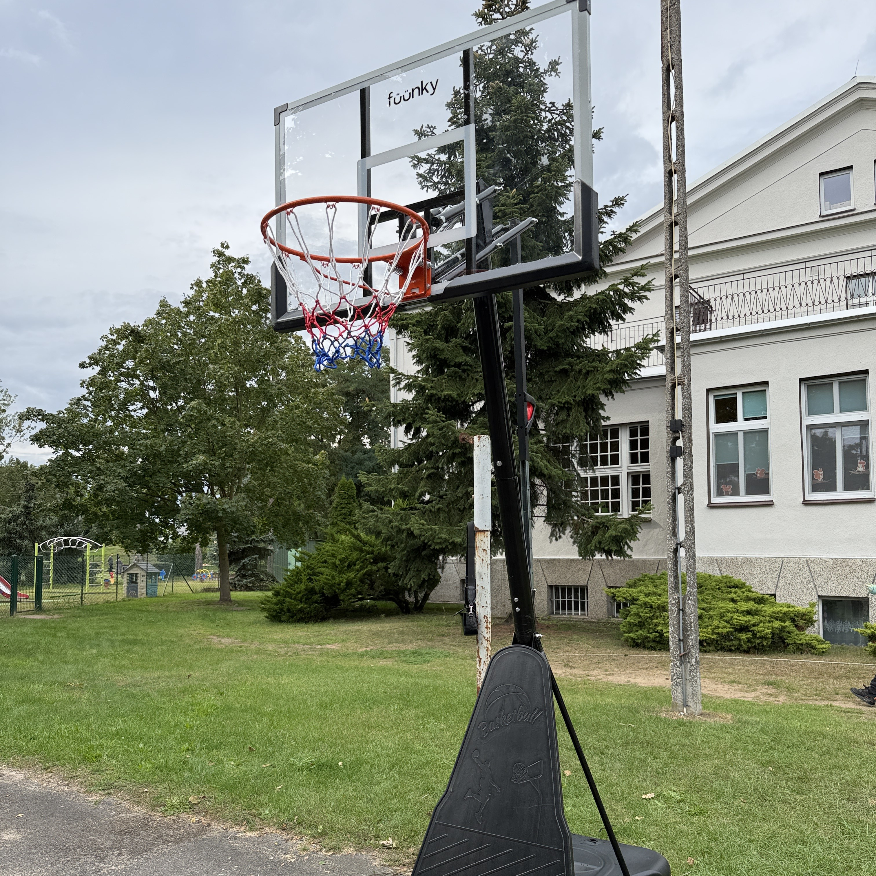 Mobilný basketbalový kôš na záhradu 245-305 cm - Fuunky fotografia realizácie 4