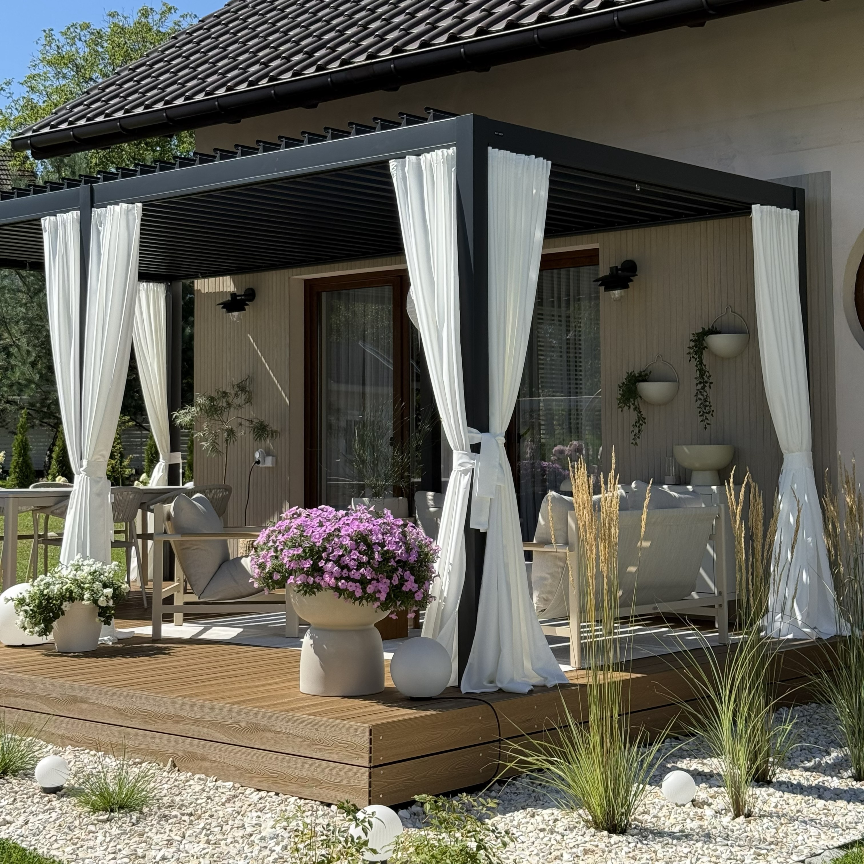 Záhradná pergola PRIMARY  3x5,8 Antracitová - Gutroof fotografia realizácie 7