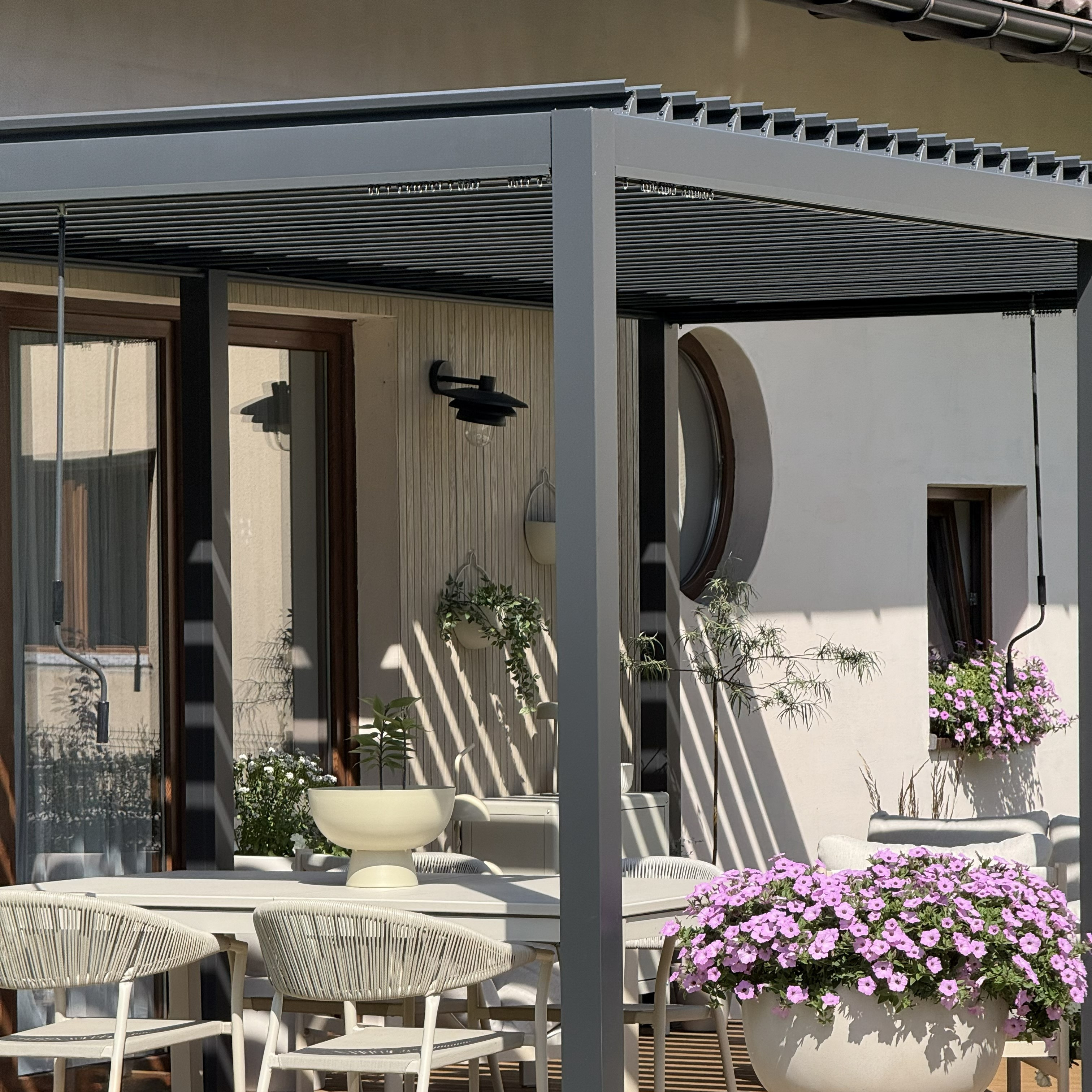 Záhradná pergola PRIMARY  3x5,8 Antracitová - Gutroof fotografia realizácie 1