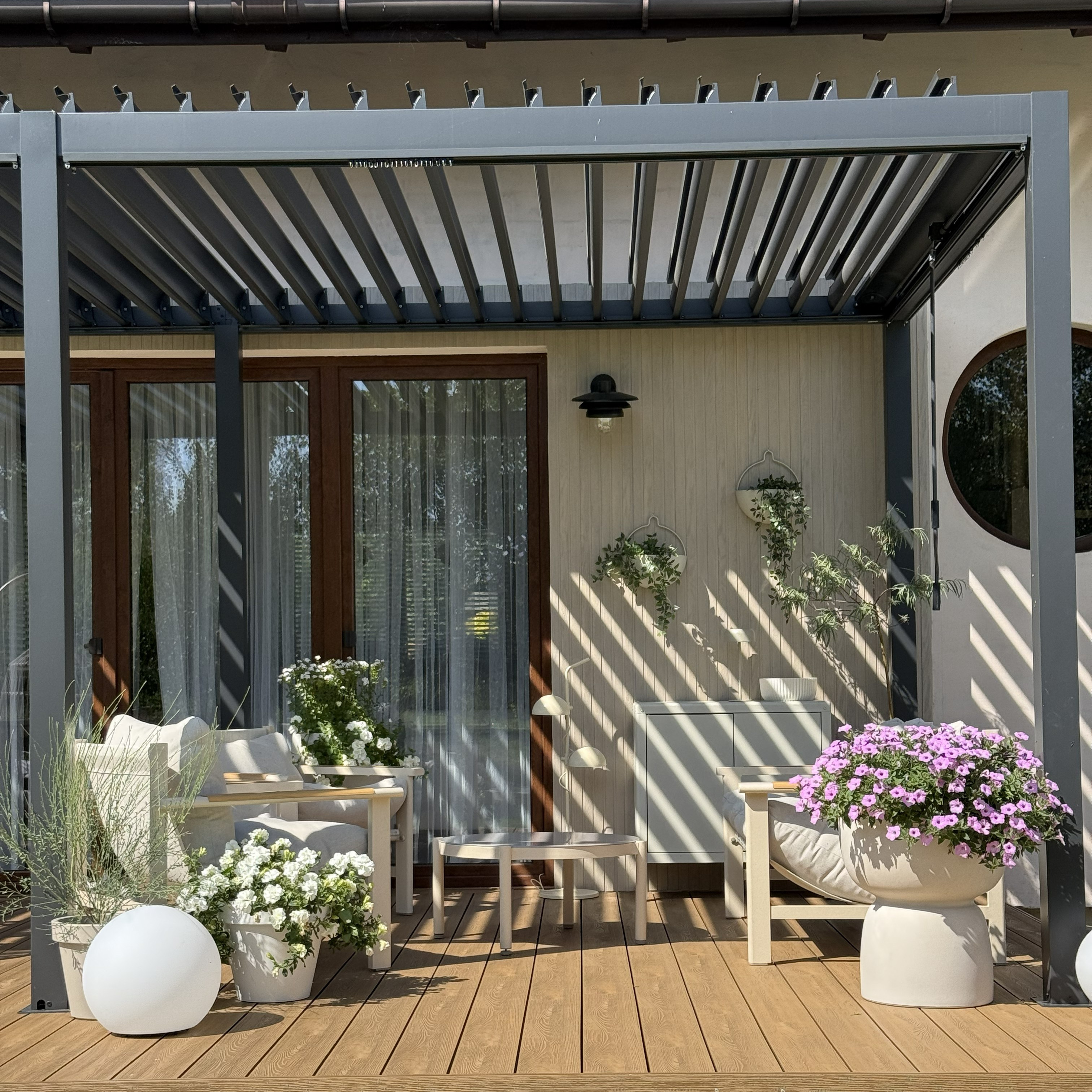 Záhradná pergola PRIMARY  3x5,8 Antracitová - Gutroof fotografia realizácie 2