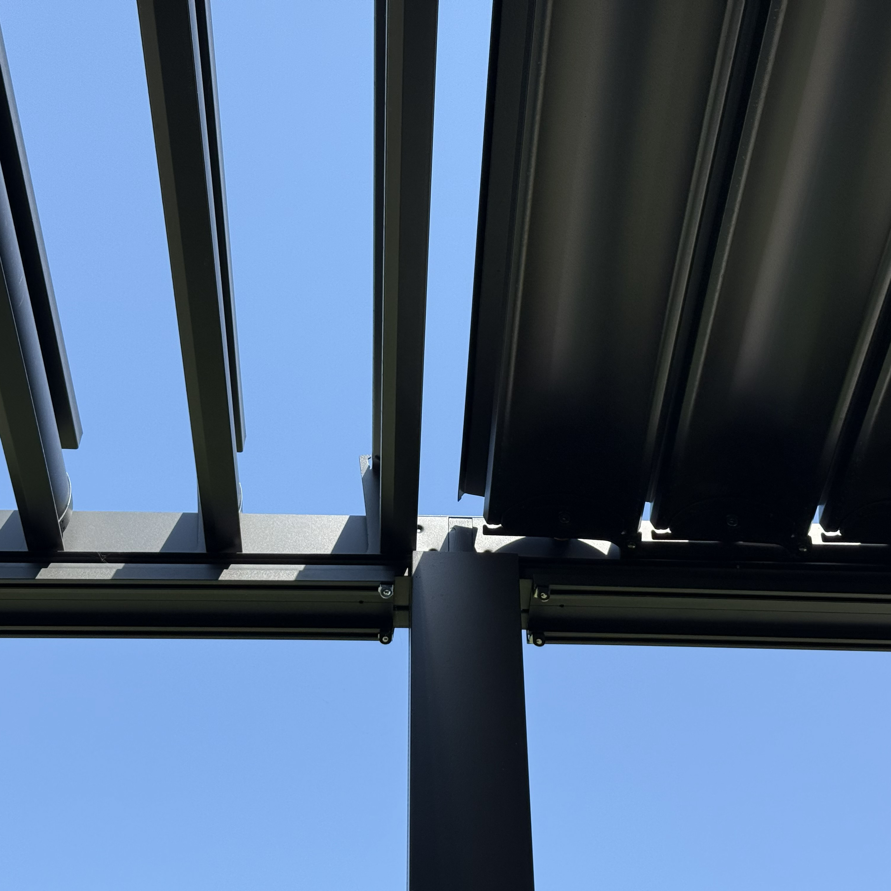Záhradná pergola PRIMARY  3x5,8 Antracitová - Gutroof fotografia realizácie 5