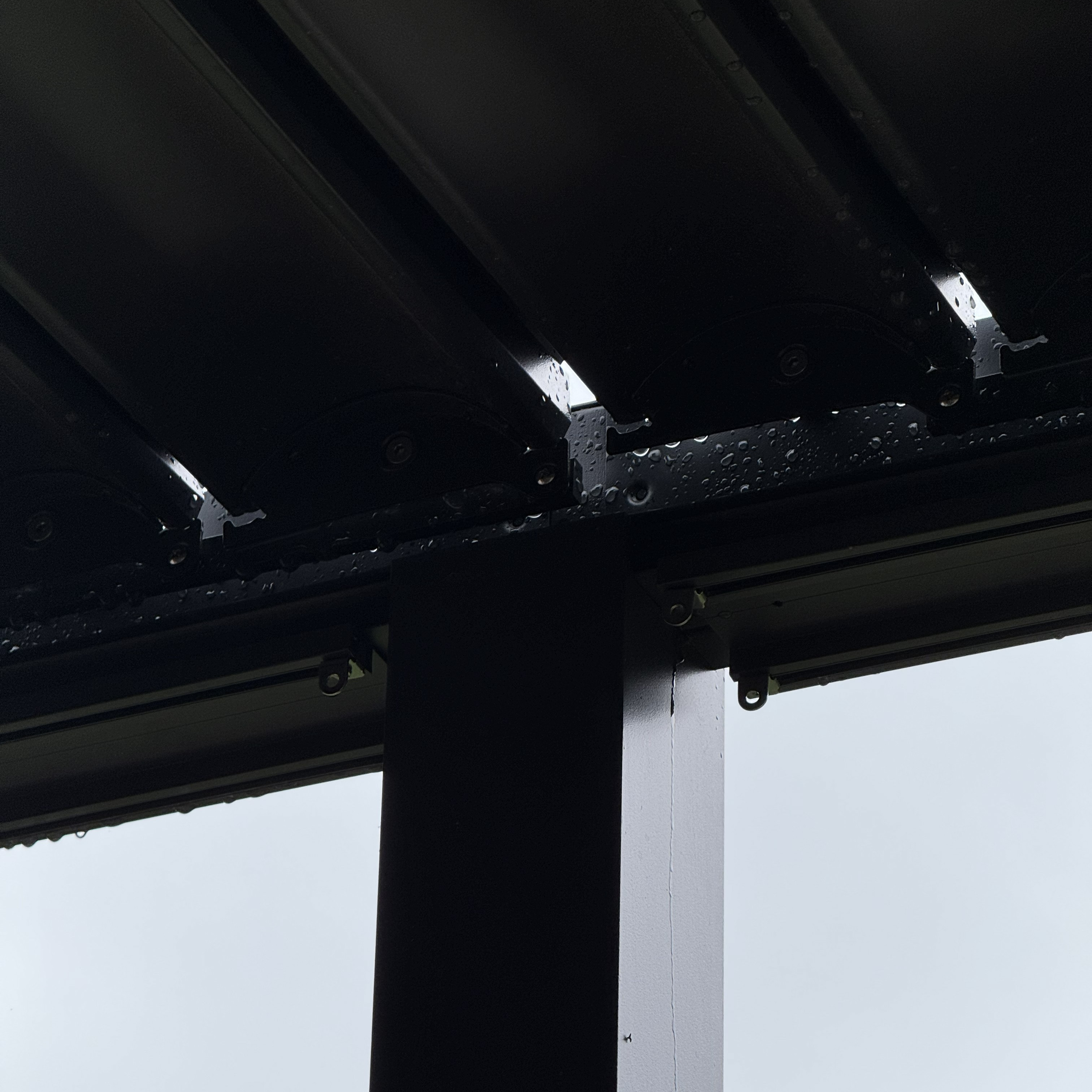 Záhradná pergola PRIMARY  3x5,8 Antracitová - Gutroof fotografia realizácie 6