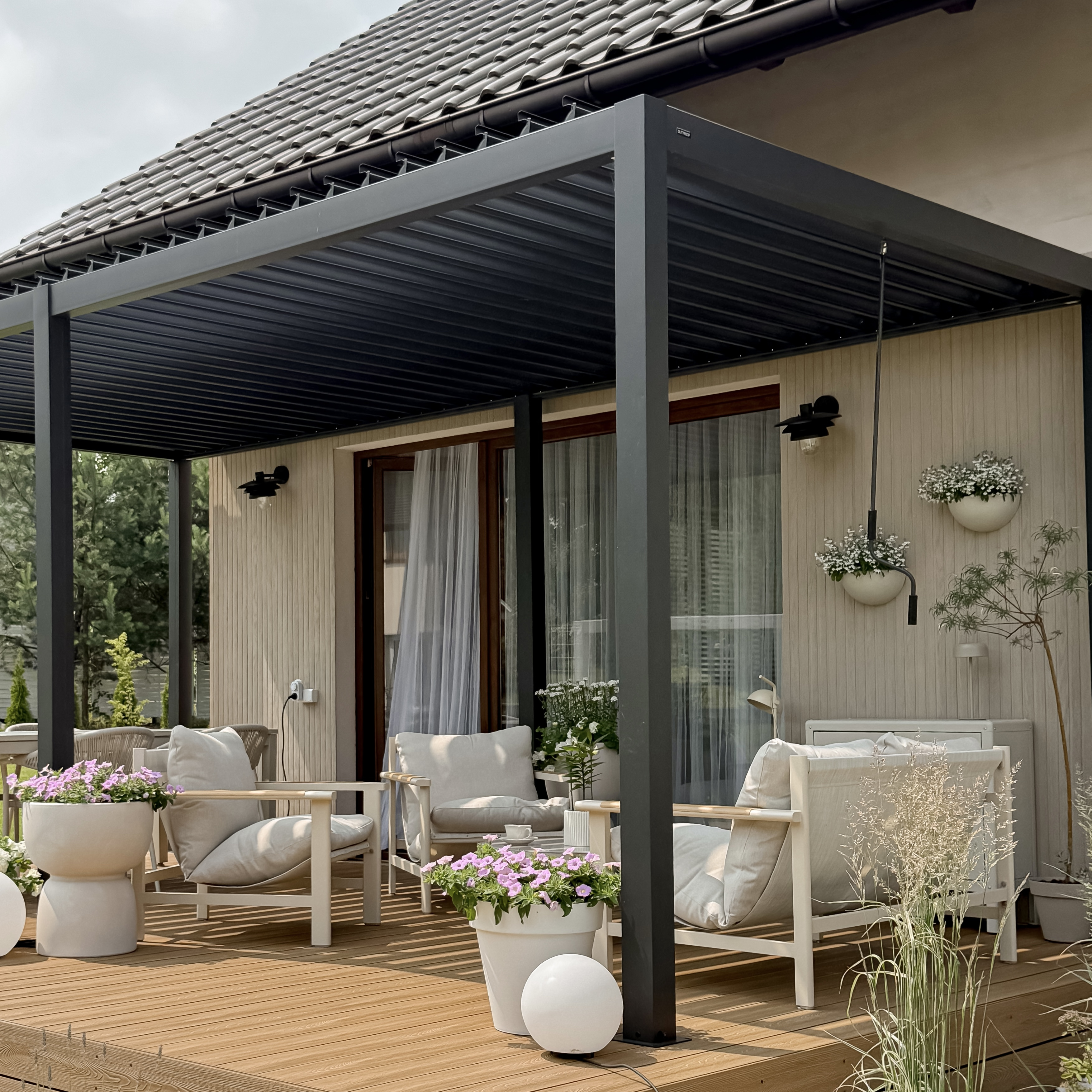 Záhradná pergola PRIMARY  3x5,8 Antracitová - Gutroof fotografia realizácie 9