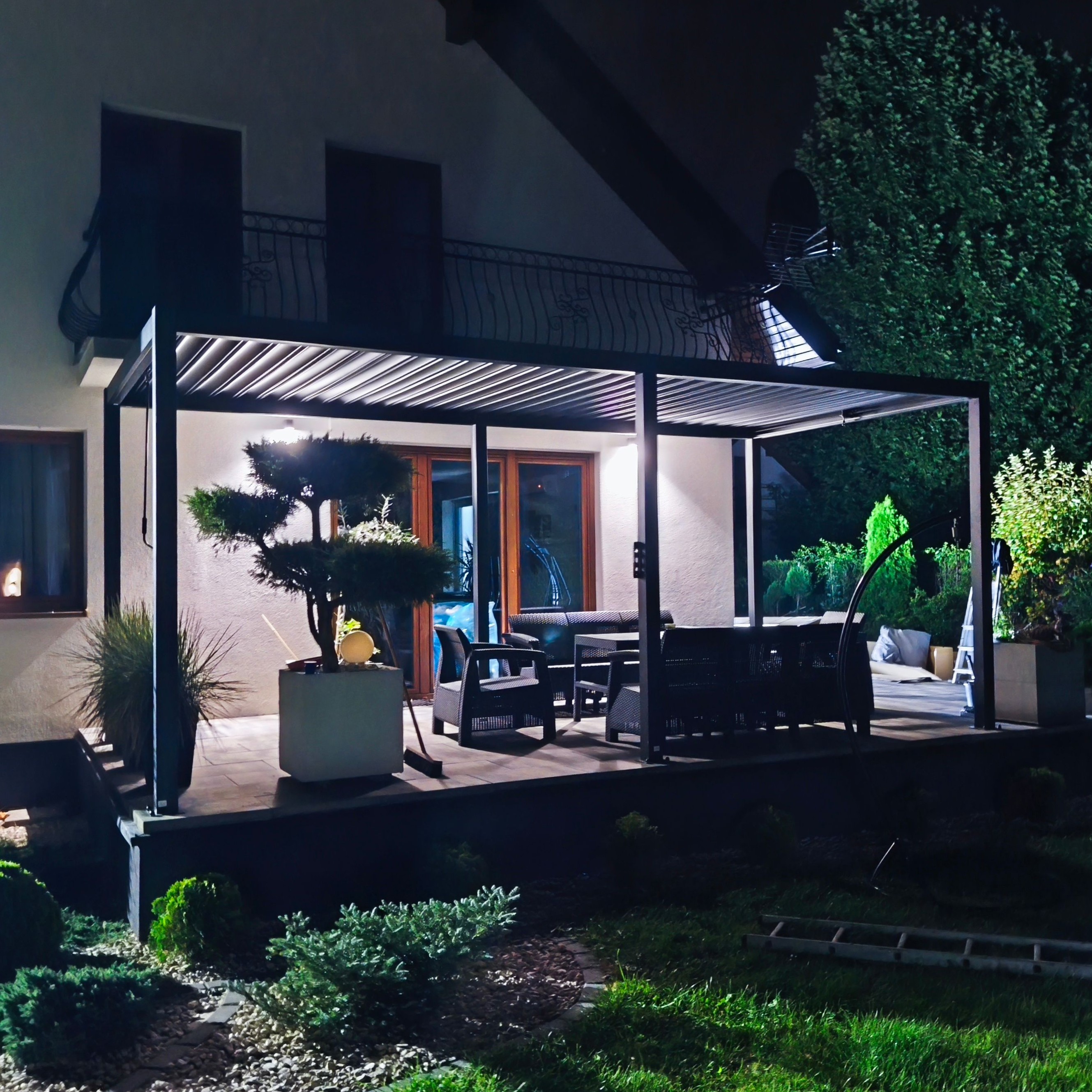 Záhradná pergola PRIMARY  3x5,8 Antracitová - Gutroof fotografia realizácie 10