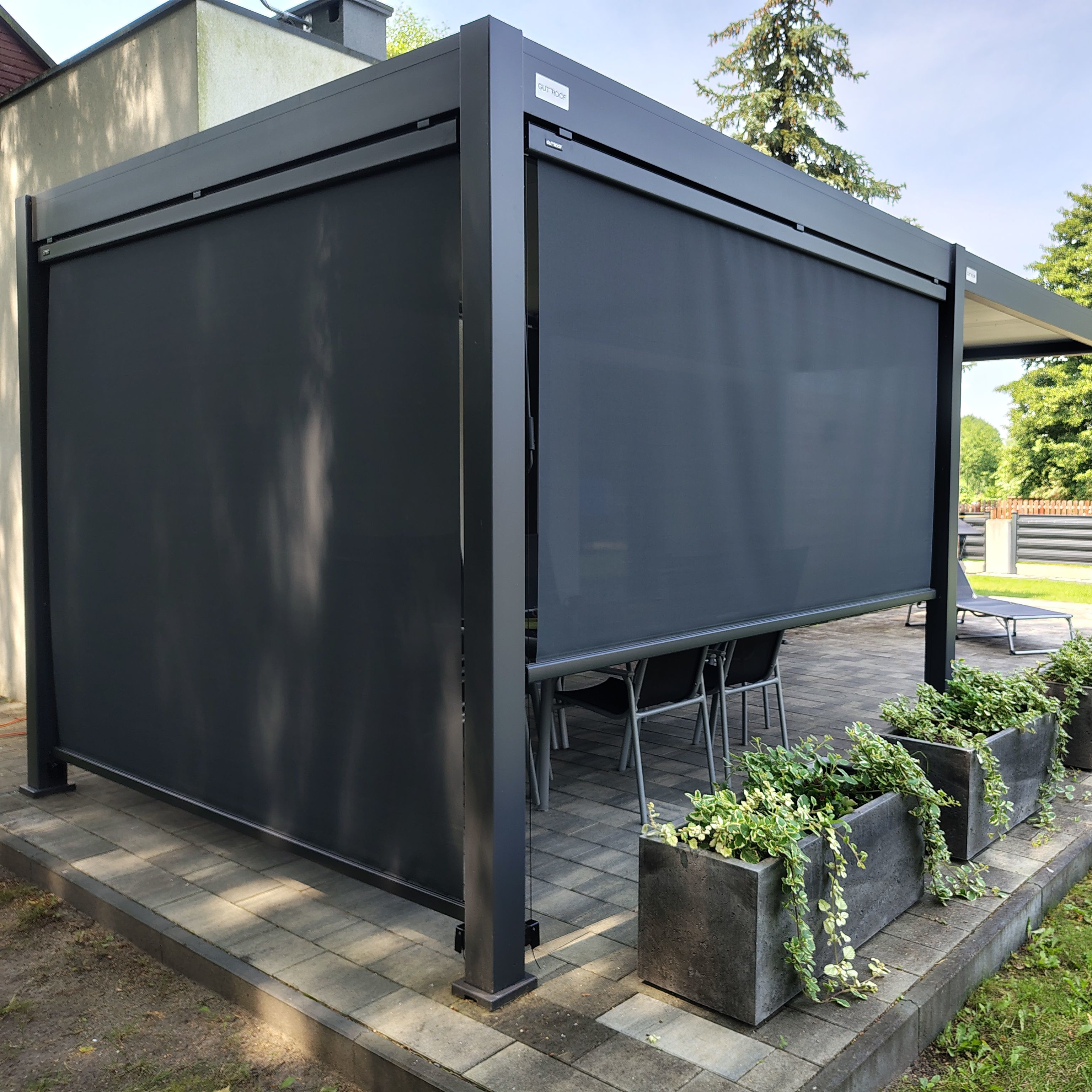 Roleta sťahovacia pre pergolu PRIMARY 3 m Antracit - Gutroof fotografia realizácie 2