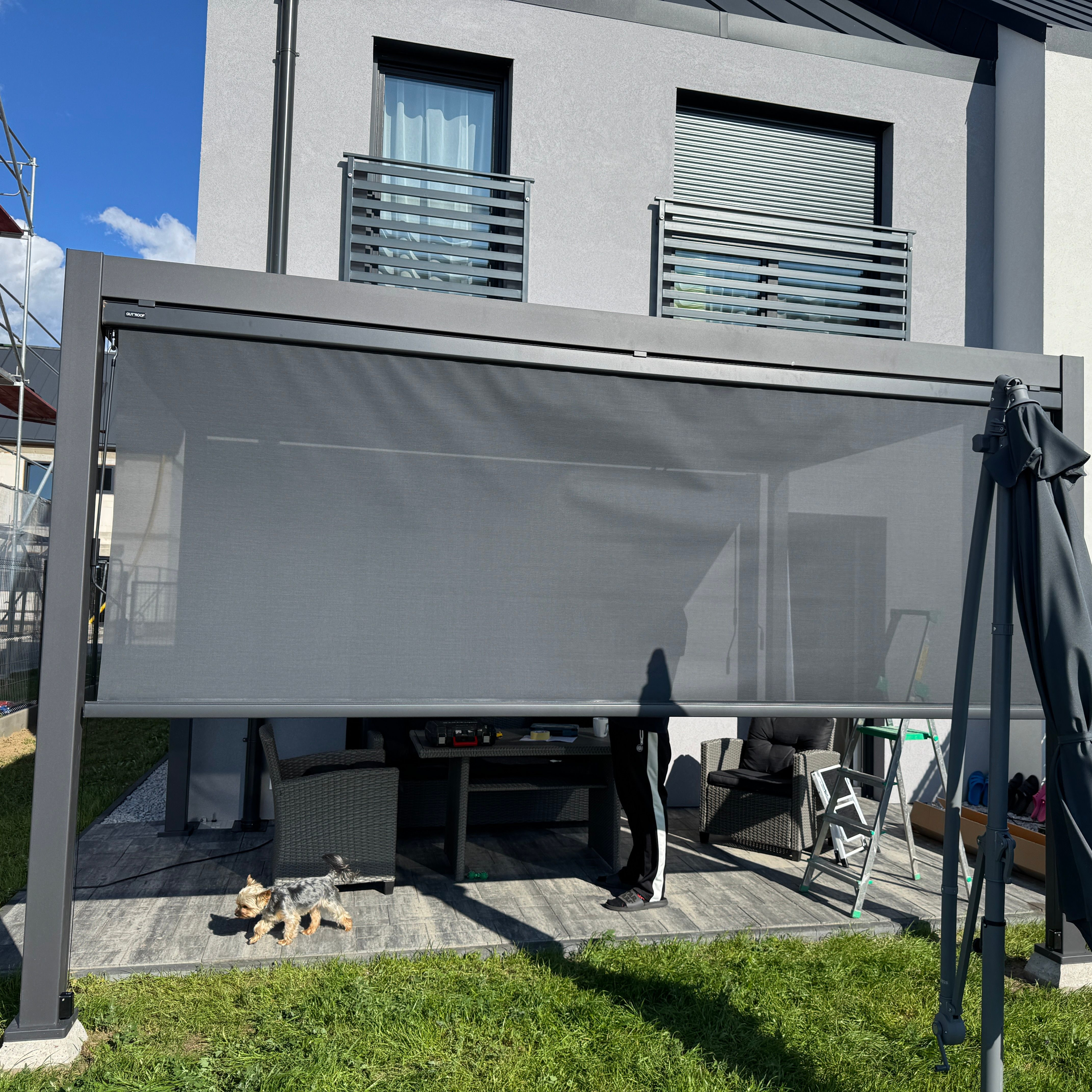 Roleta na pergolu PRIMARY 4 m antracitová - Gutroof fotografia realizácie 1