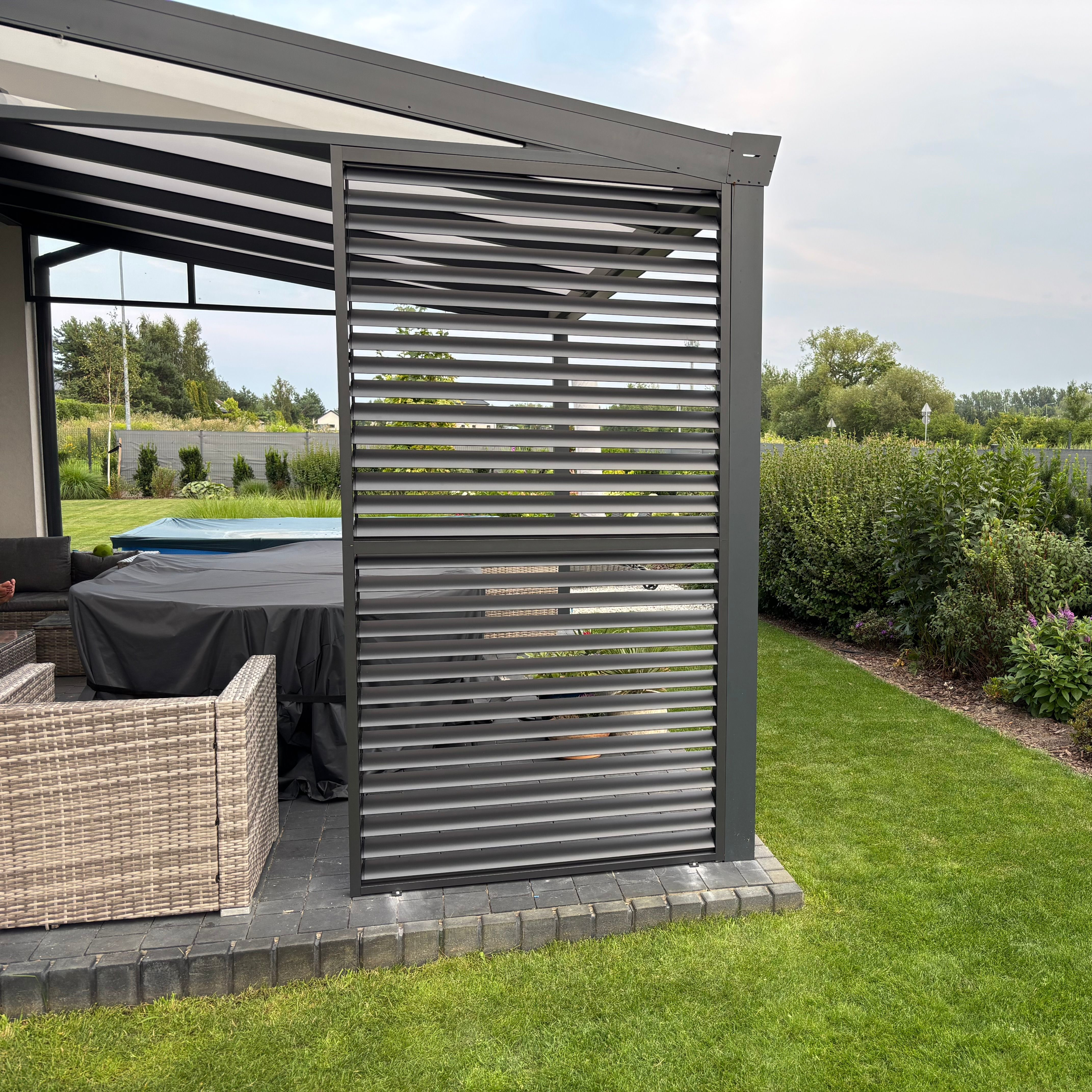 Nastaviteľný lamelový panel pre pergolu PRIMARY 1,3 m, Anthracite - GUTROOF fotografia realizácie 1