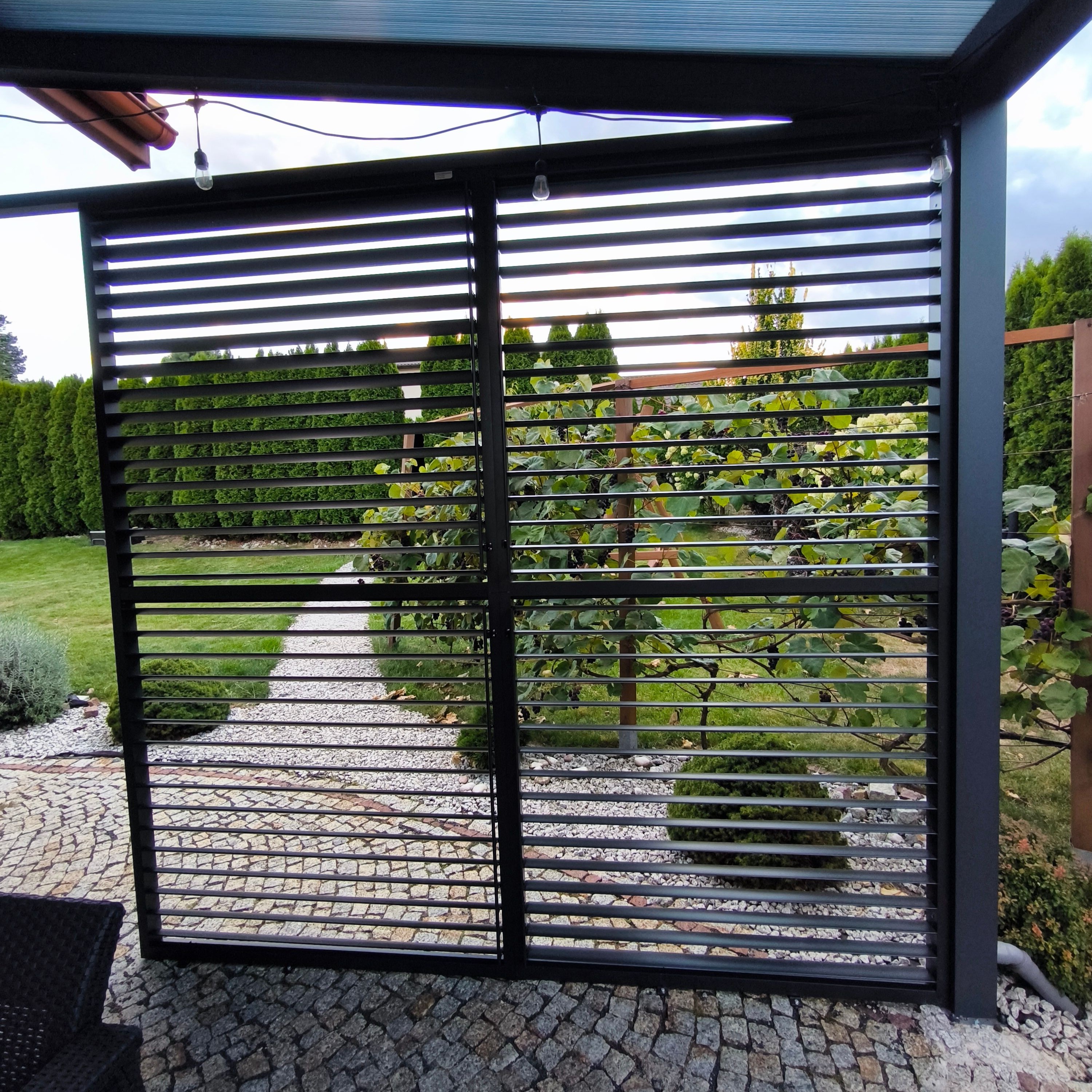 Nastaviteľný lamelový panel pre pergolu PRIMARY 1,3 m, Anthracite - GUTROOF fotografia realizácie 10