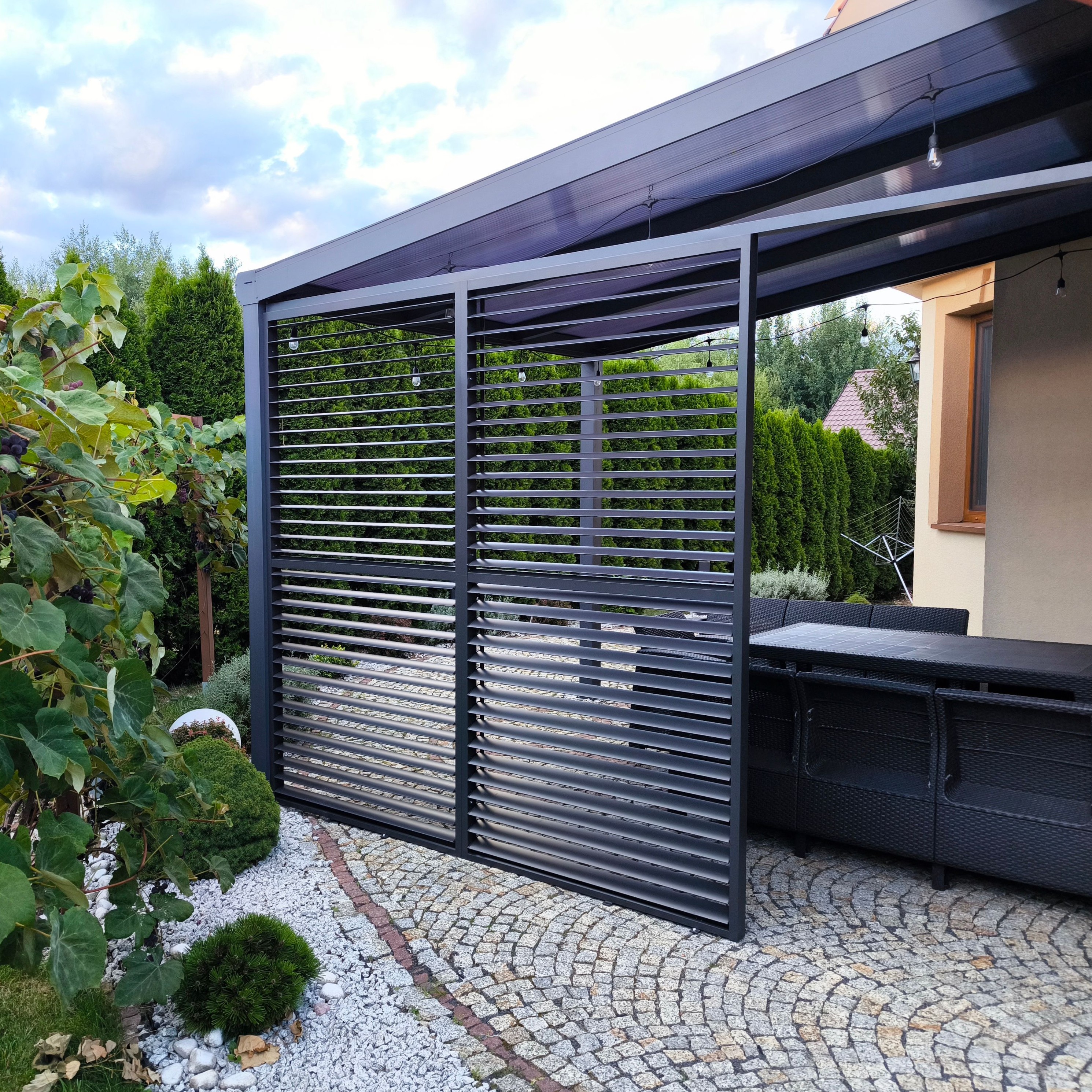 Nastaviteľný lamelový panel pre pergolu PRIMARY 1,3 m, Anthracite - GUTROOF fotografia realizácie 12