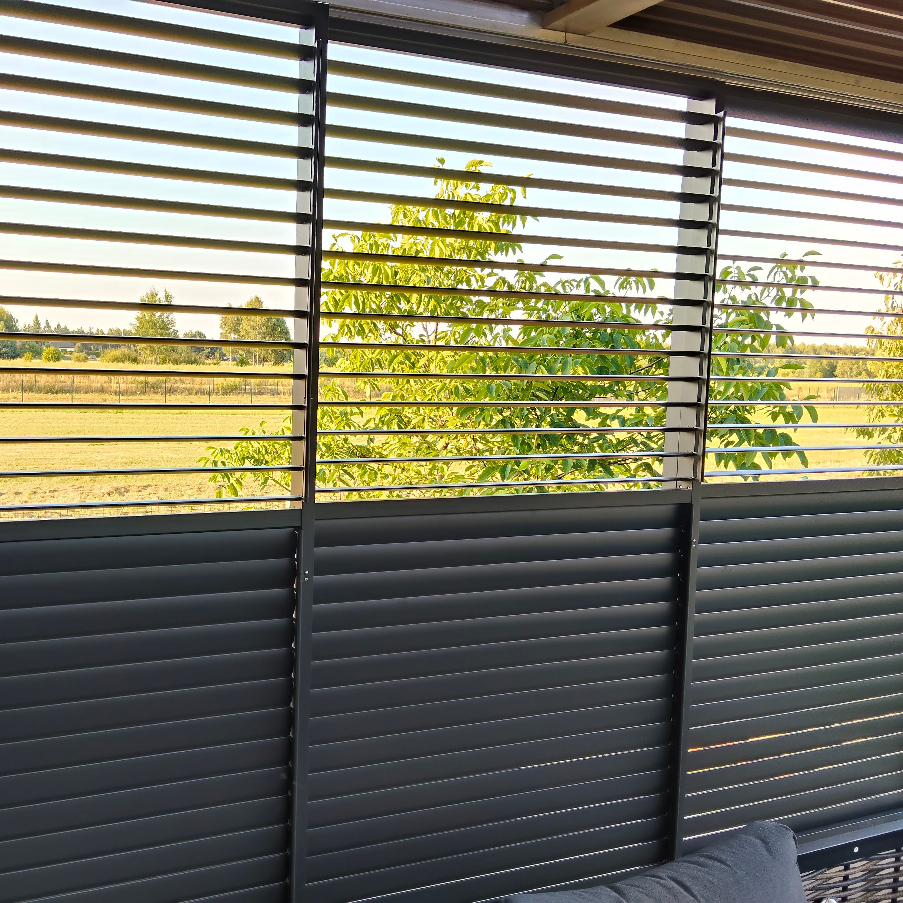 Nastaviteľný lamelový panel pre pergolu PRIMARY 1,3 m, Anthracite - GUTROOF fotografia realizácie 5