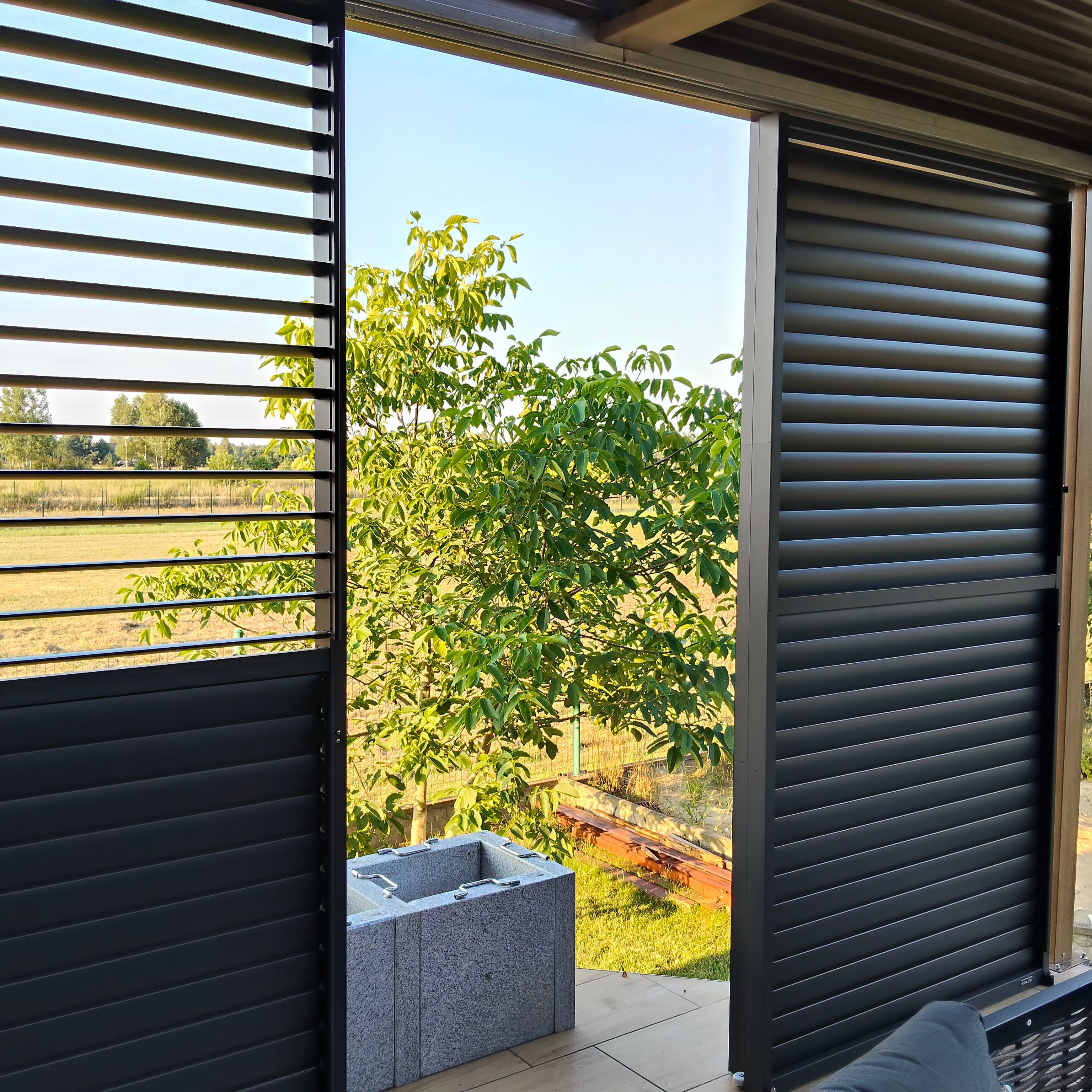 Nastaviteľný lamelový panel pre pergolu PRIMARY 1,3 m, Anthracite - GUTROOF fotografia realizácie 6