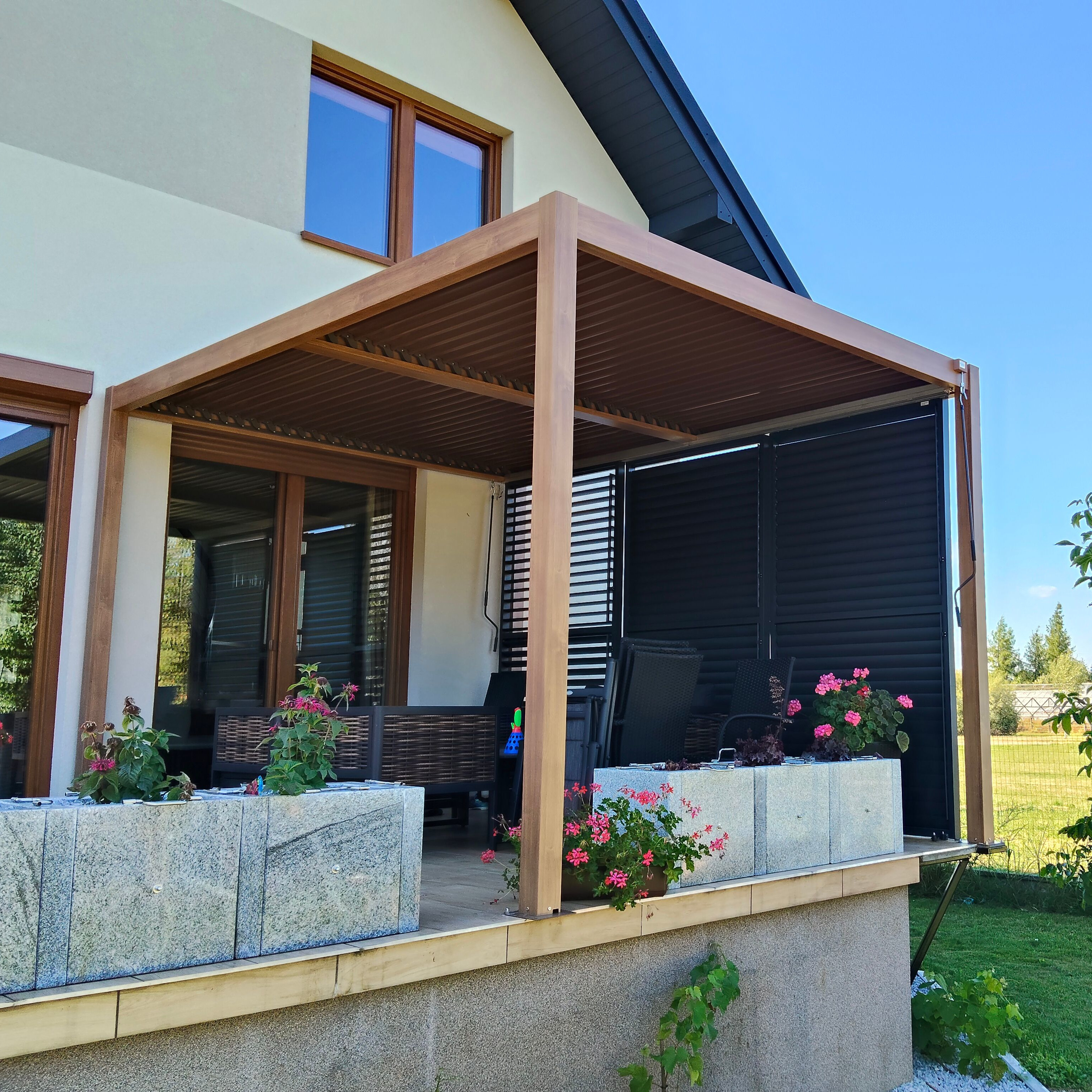 Nastaviteľný lamelový panel pre pergolu PRIMARY 1,3 m, Anthracite - GUTROOF fotografia realizácie 8