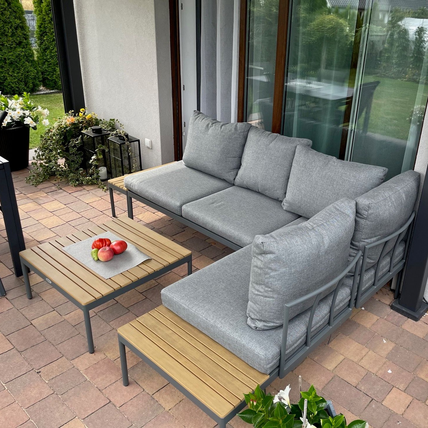 Rohová sedačka na terasu FREEMONT Dark Grey - Bjørkka fotografia realizácie 4