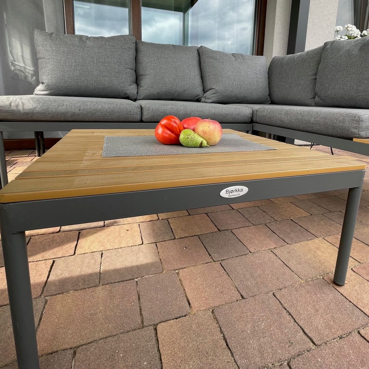 Rohová sedačka na terasu FREEMONT Dark Grey - Bjørkka fotografia realizácie 5