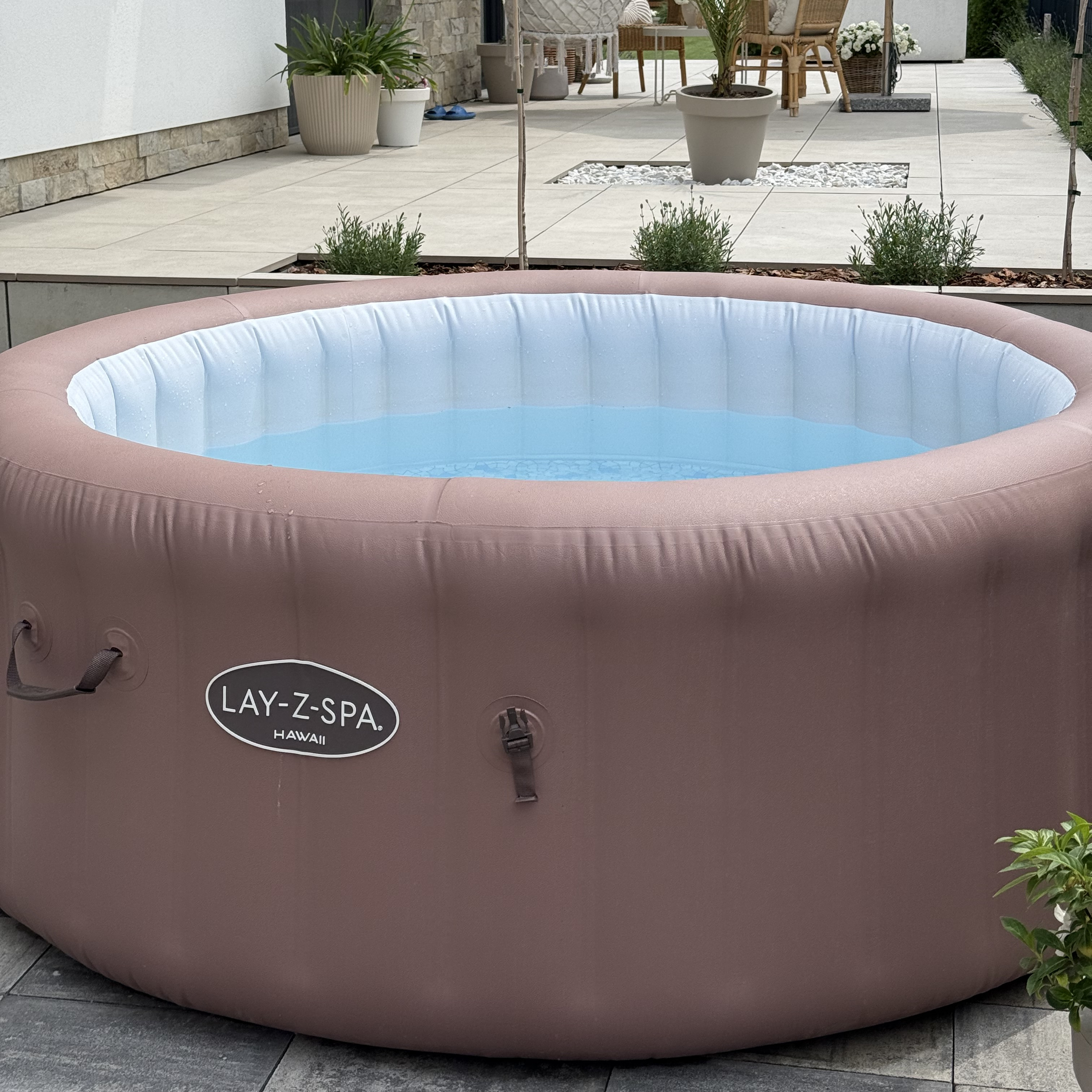 Nafukovacie vírivka LAY-Z-SPA® HAWAII SMART AIRJET™ pre 4-6 osôb Terracotta Round - BESTWAY 6001G fotografia realizácie 1
