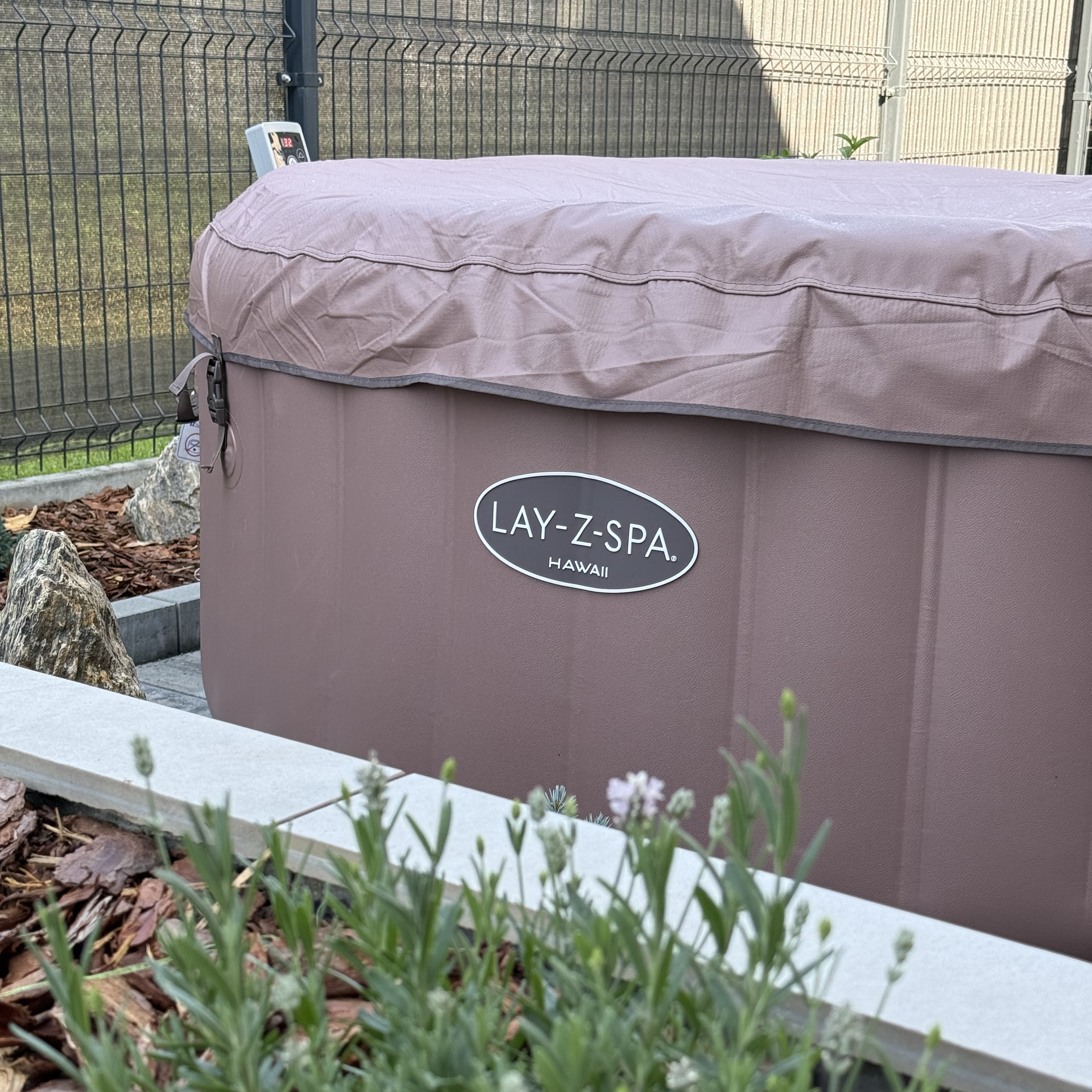 Nafukovacie vírivka LAY-Z-SPA® HAWAII SMART AIRJET™ pre 4-6 osôb Terracotta Round - BESTWAY 6001G fotografia realizácie 2