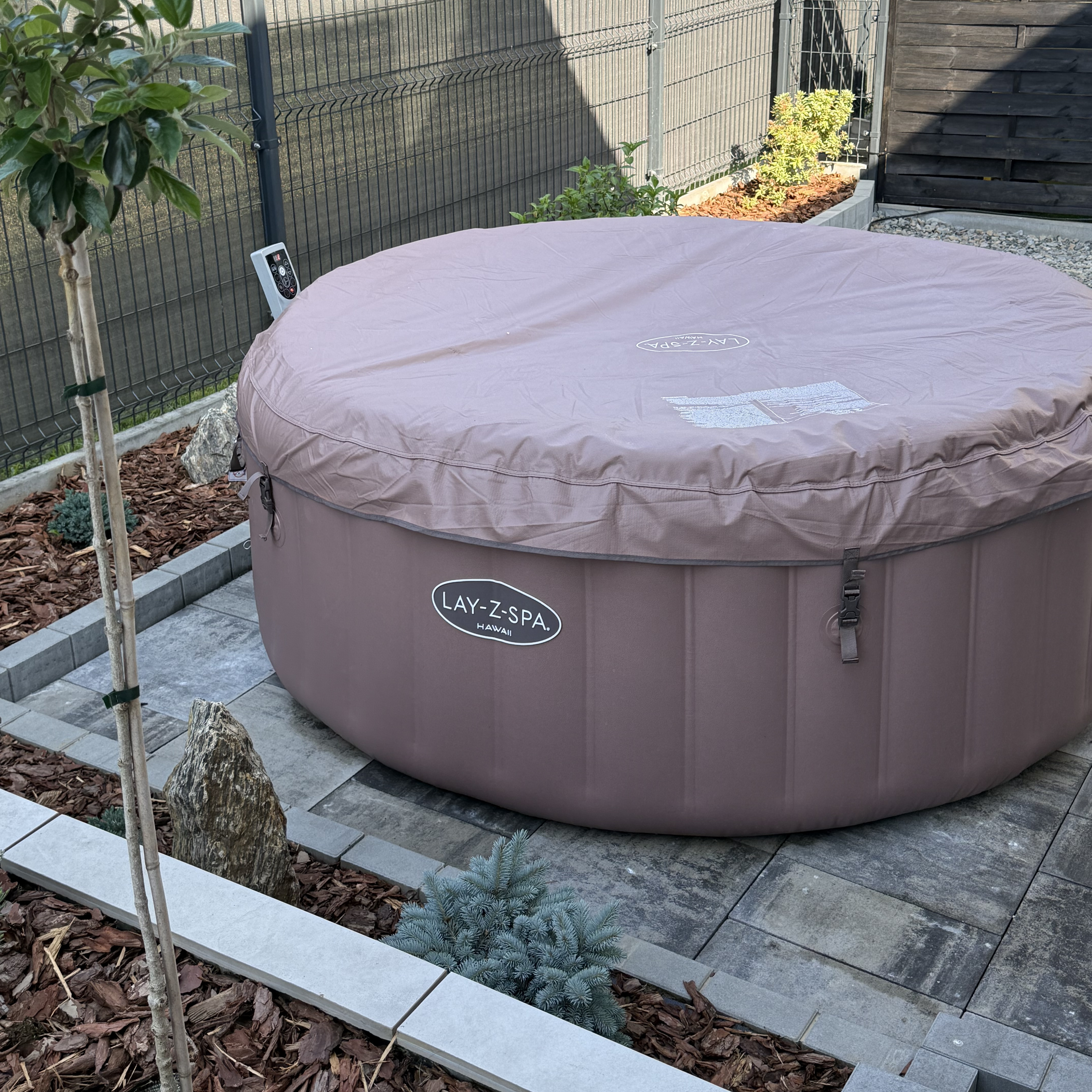 Nafukovacie vírivka LAY-Z-SPA® HAWAII SMART AIRJET™ pre 4-6 osôb Terracotta Round - BESTWAY 6001G fotografia realizácie 3