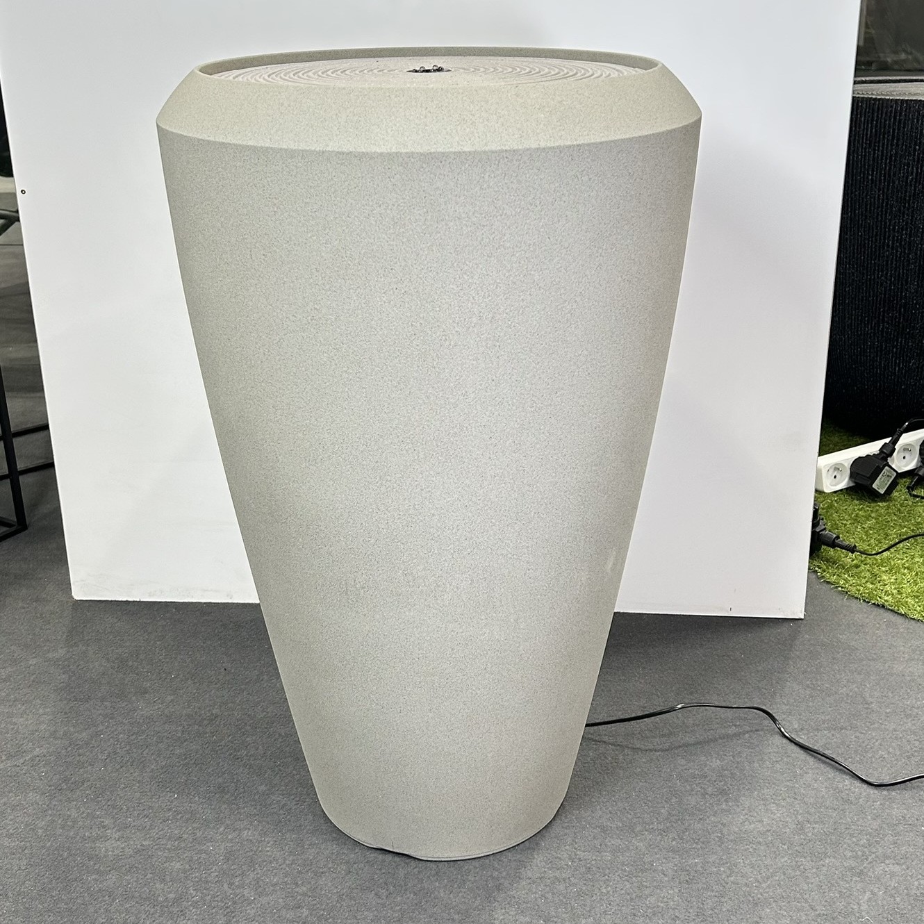 Moderná záhradná fontána CASCADIA LED 44x70 cm Béžový cement - MoodMe fotografia realizácie 3