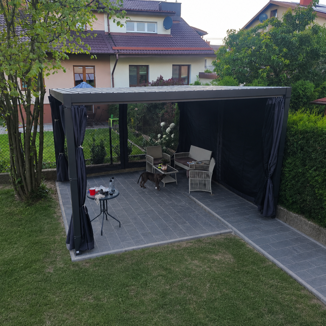 Bočné závesy s moskytiérou k pergole PRIMARY 4x4 Antracit - GUTROOF fotografia realizácie 1