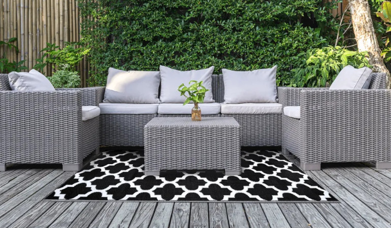 Koberec na terasu 120x180 cm Agenda Black &ndash; MOODME