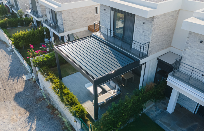 pergola v malej z&aacute;hrade v radovej z&aacute;stavbe domov
