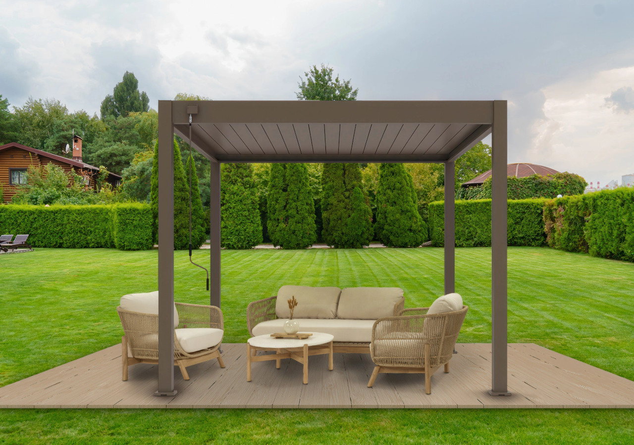 B&eacute;žov&aacute; z&aacute;hradn&aacute; pergola so s&uacute;pravou ratanov&eacute;ho z&aacute;hradn&eacute;ho n&aacute;bytku na drevenej podlahe, umiestnen&aacute; na pozad&iacute; upravenej tr&aacute;vy a vysok&yacute;ch živ&yacute;ch plotov