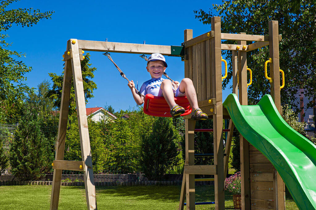 Chlapec na červenej hojdačke