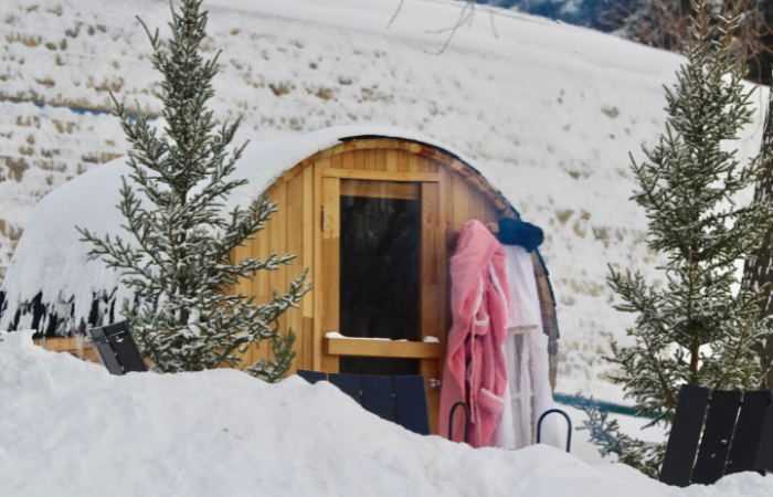 Pokryt&aacute; snehom z&aacute;hradn&aacute; sauna s županmi