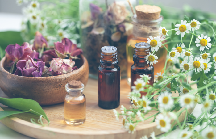 Sortiment organick&yacute;ch &eacute;terick&yacute;ch olejov. Pr&iacute;rodn&yacute; hydratačn&yacute; z&aacute;krok na telo a tv&aacute;r. Extrakt z ruže a harmančeka pre zdrav&uacute; mlad&uacute; pokožku. Relax, aromaterapia, sal&oacute;n spa.